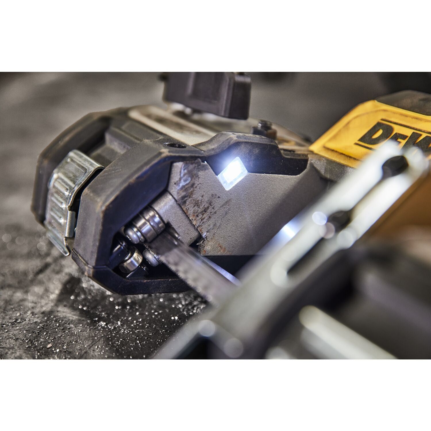 https://api.mastertools.nl/media/catalog/product/cache/4ac98b0d5e81b56bd000310ba88c60e0/e/c/ecomm_medium-dcs378n_f9.jpg