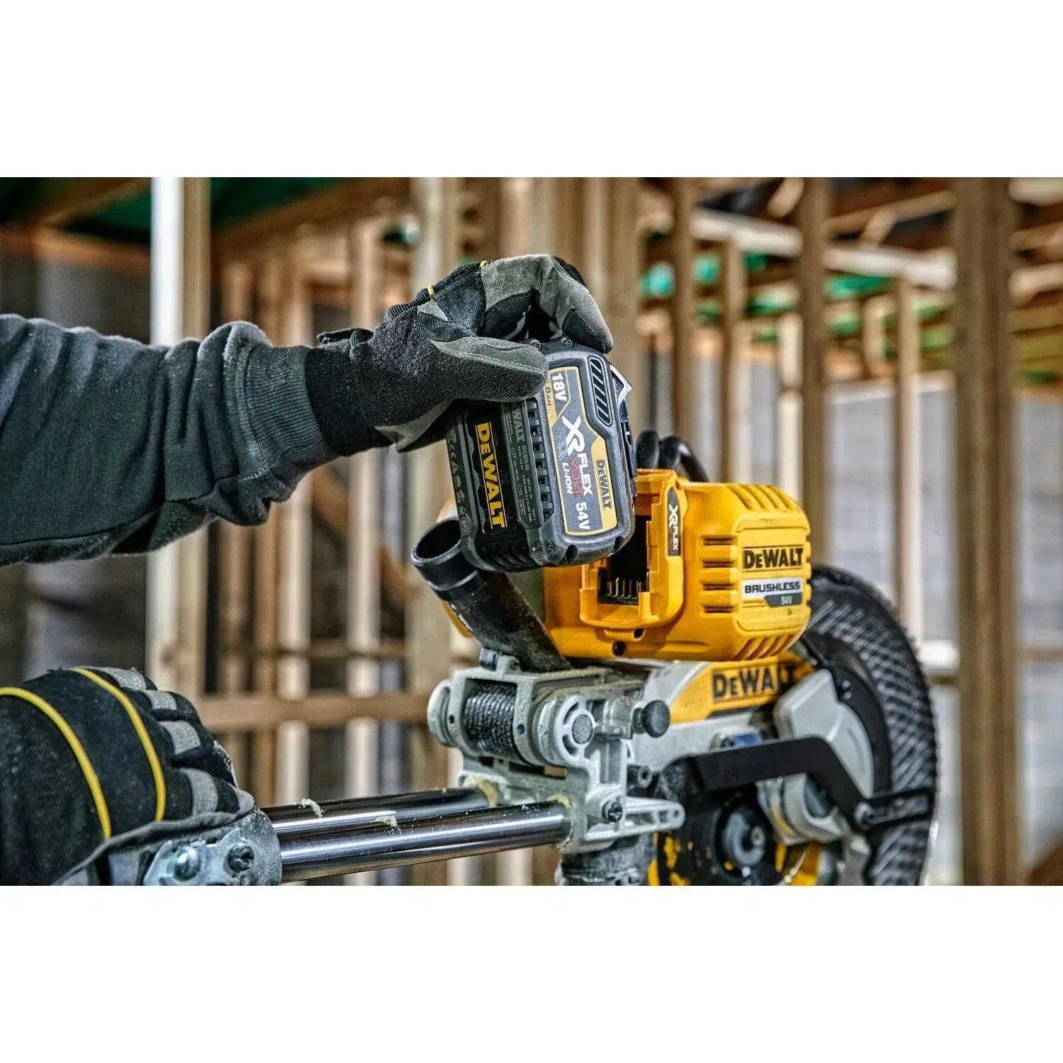 https://api.mastertools.nl/media/catalog/product/cache/4ac98b0d5e81b56bd000310ba88c60e0/e/c/ecomm_medium-dcs727_a3.jpg