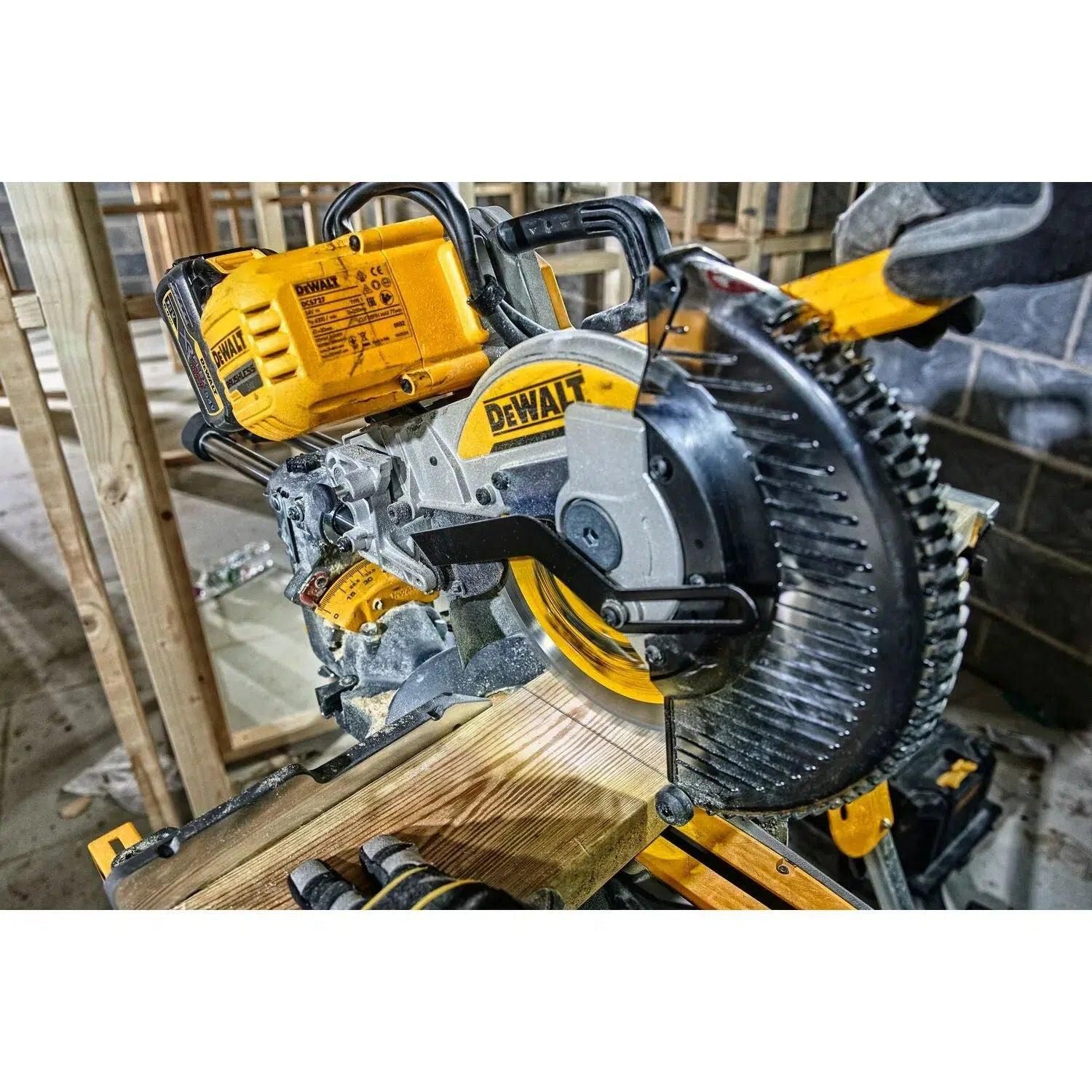 https://api.mastertools.nl/media/catalog/product/cache/4ac98b0d5e81b56bd000310ba88c60e0/e/c/ecomm_medium-dcs727_a5.jpg