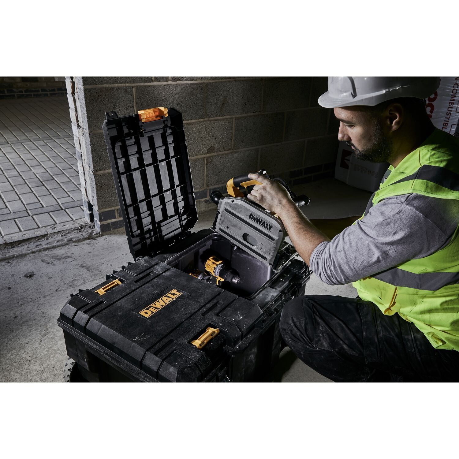 https://api.mastertools.nl/media/catalog/product/cache/4ac98b0d5e81b56bd000310ba88c60e0/e/c/ecomm_medium-dwst17871-1_a4.jpg