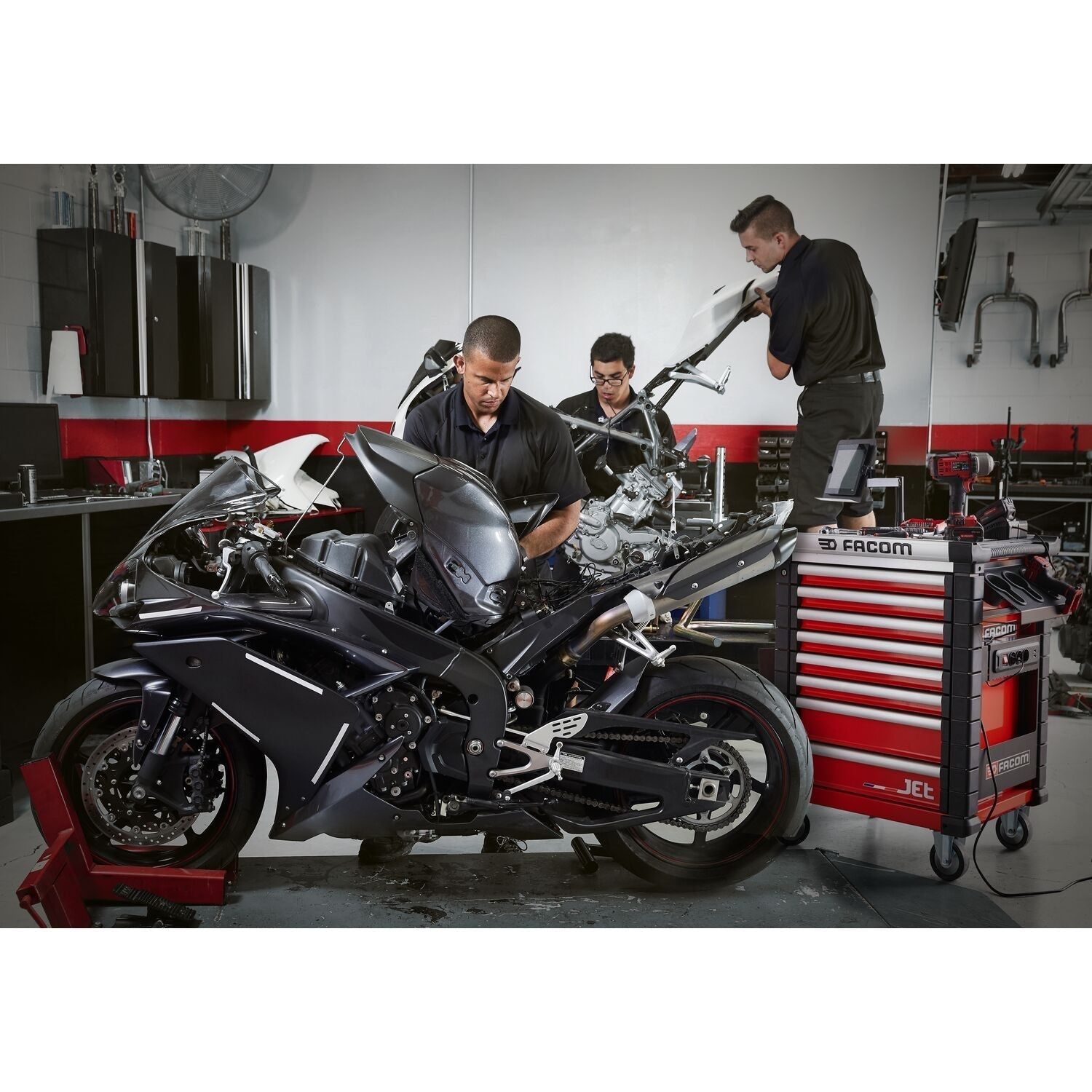 https://api.mastertools.nl/media/catalog/product/cache/4ac98b0d5e81b56bd000310ba88c60e0/f/a/facom-jet-gereedschapswagen-rood-met-8-laden-m4-jet_8m4a-3662424106835-mastertools_nl-5.jpg