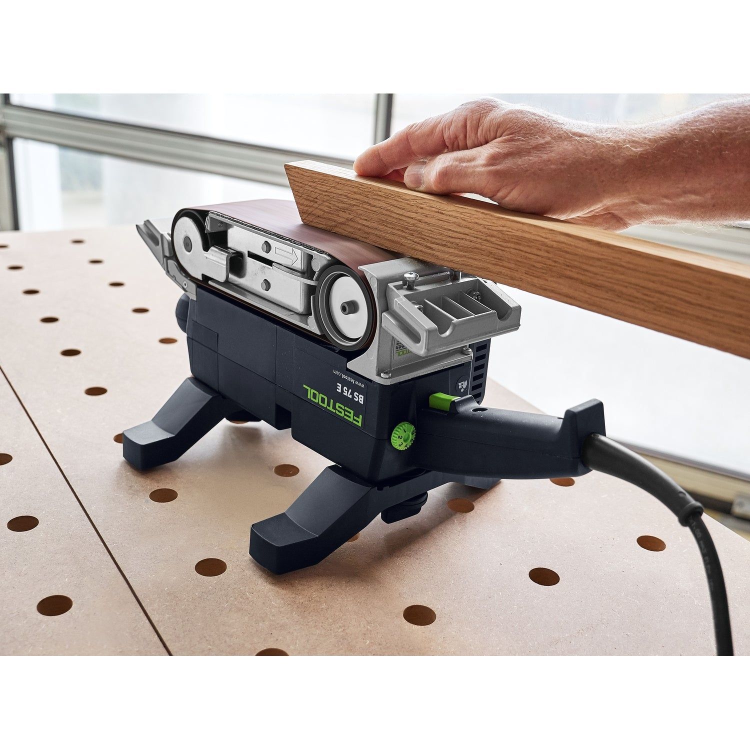 https://api.mastertools.nl/media/catalog/product/cache/4ac98b0d5e81b56bd000310ba88c60e0/f/e/festool-bandschuurmachine-bs-75-e-set-576296-4014549354315-mastertools_nl-4.jpg