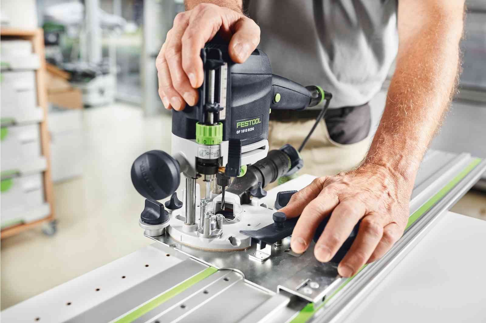 https://api.mastertools.nl/media/catalog/product/cache/4ac98b0d5e81b56bd000310ba88c60e0/f/e/festool-geleiderail-l-fs-24242-lr-32-491622-4014549015797-mastertools_nl-4.jpg
