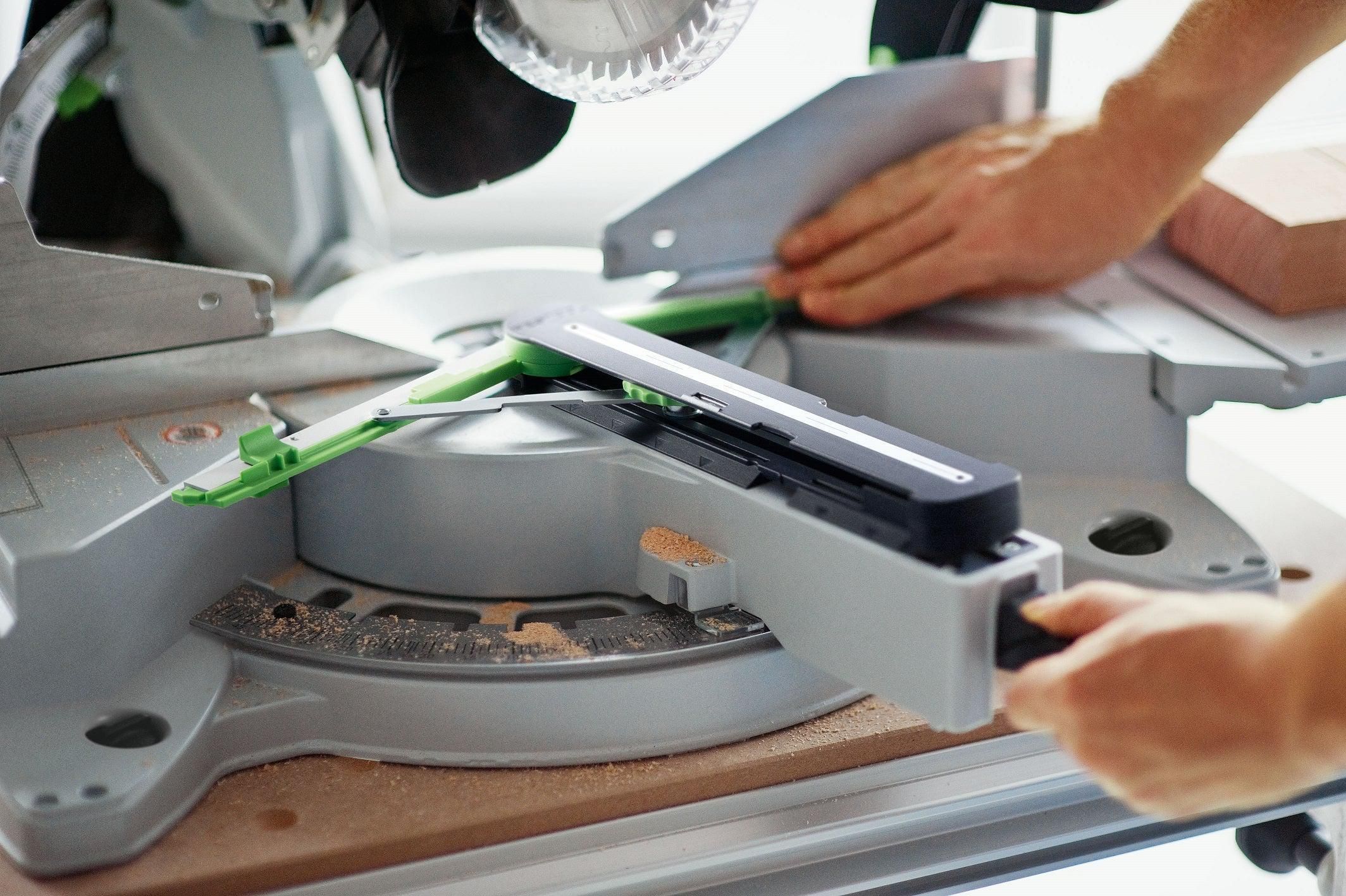 https://api.mastertools.nl/media/catalog/product/cache/4ac98b0d5e81b56bd000310ba88c60e0/f/e/festool-ks-120-reb-kapex-afkortzaag-575302-4014549299210-mastertools_nl-6.jpg