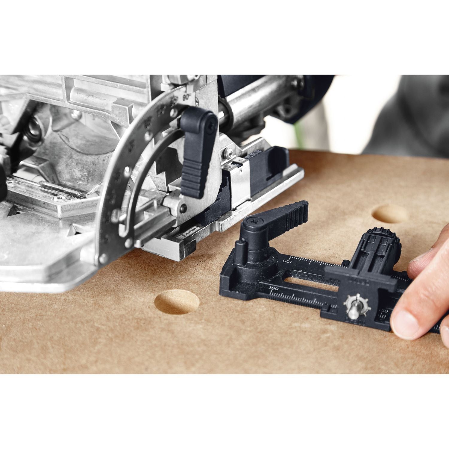 https://api.mastertools.nl/media/catalog/product/cache/4ac98b0d5e81b56bd000310ba88c60e0/f/e/festool-qa-df-500700-dwarsaanslag-498590-4014549169070-mastertools_nl-5.jpg