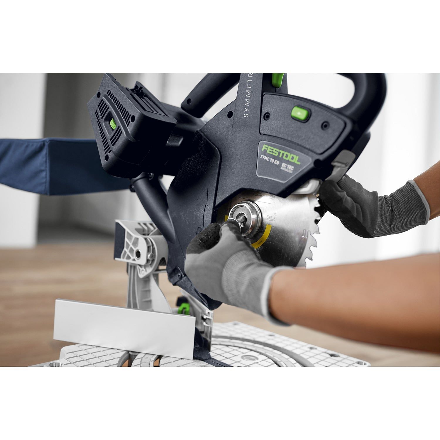 https://api.mastertools.nl/media/catalog/product/cache/4ac98b0d5e81b56bd000310ba88c60e0/f/e/festool-symc-70-40-ebi-plus-symmetric-accu-plintenzaag-18v-4_0ah-577464-4014549410462-mastertools_nl-13.jpg