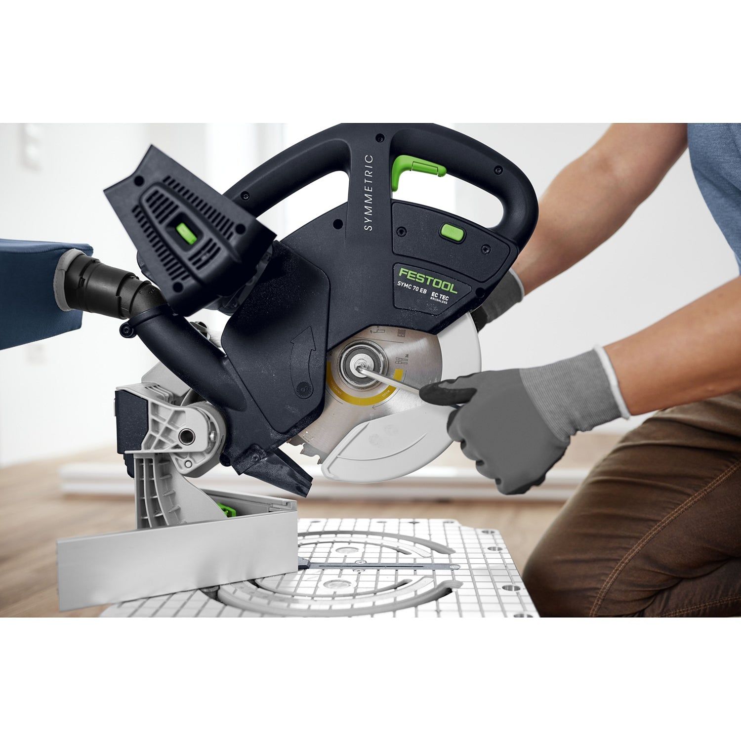 https://api.mastertools.nl/media/catalog/product/cache/4ac98b0d5e81b56bd000310ba88c60e0/f/e/festool-symc-70-40-ebi-plus-symmetric-accu-plintenzaag-18v-4_0ah-577464-4014549410462-mastertools_nl-14.jpg
