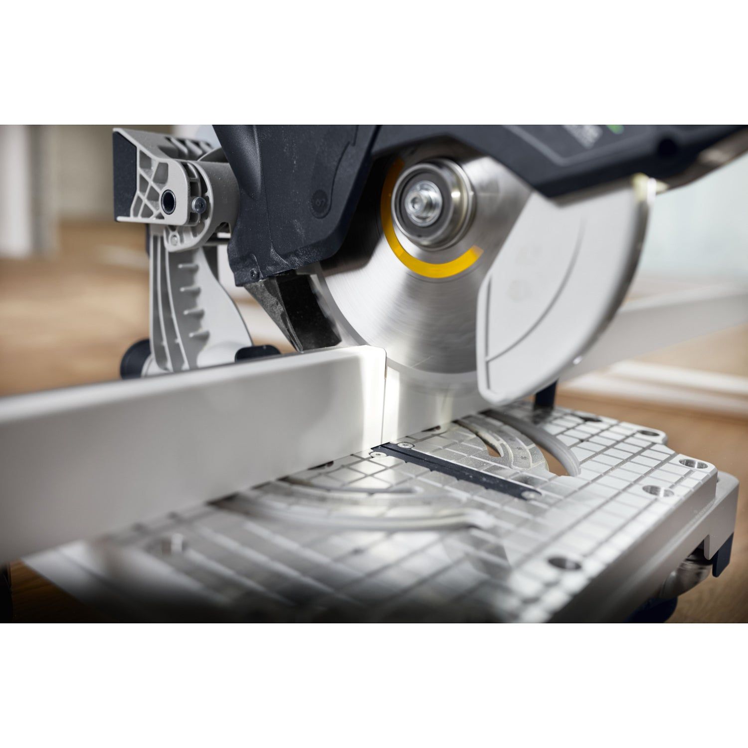 https://api.mastertools.nl/media/catalog/product/cache/4ac98b0d5e81b56bd000310ba88c60e0/f/e/festool-symc-70-40-ebi-plus-symmetric-accu-plintenzaag-18v-4_0ah-577464-4014549410462-mastertools_nl-15.jpg