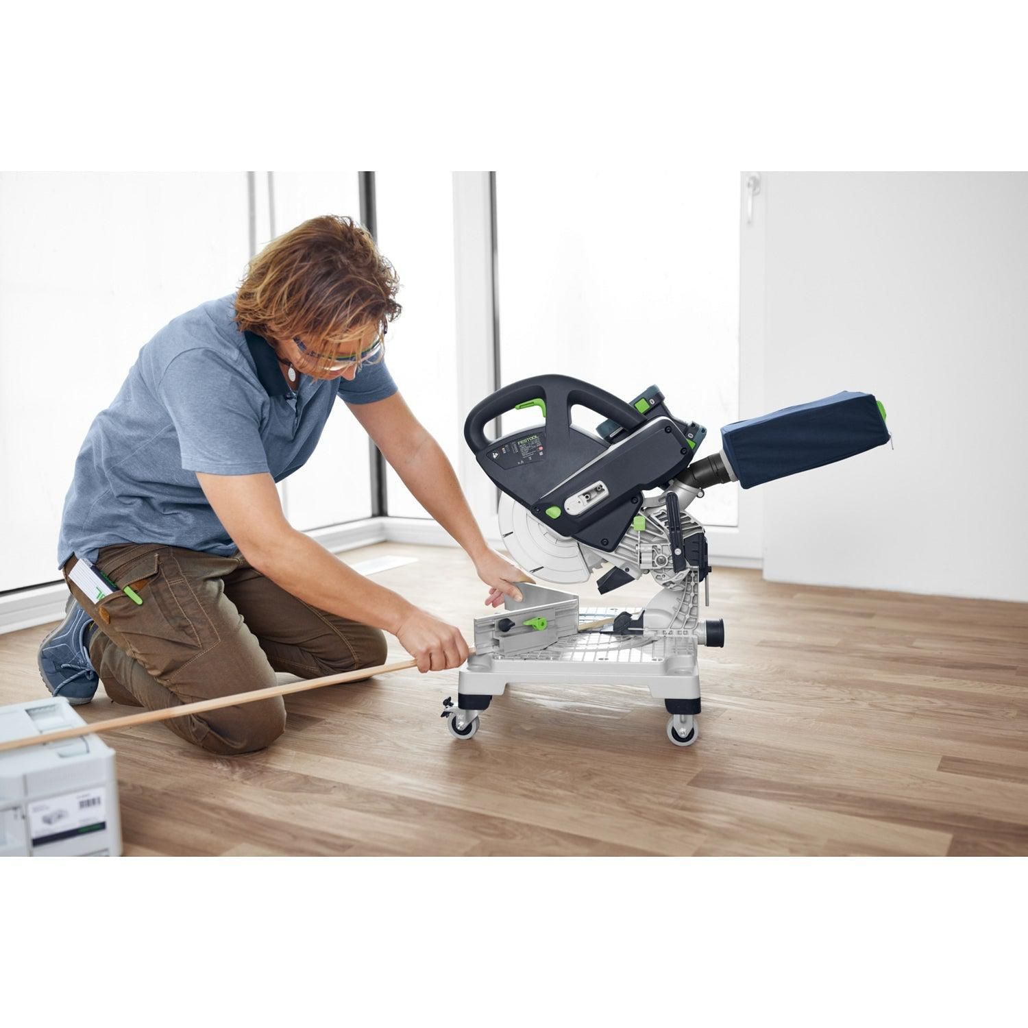 https://api.mastertools.nl/media/catalog/product/cache/4ac98b0d5e81b56bd000310ba88c60e0/f/e/festool-symc-70-40-ebi-plus-symmetric-accu-plintenzaag-18v-4_0ah-577464-4014549410462-mastertools_nl-20.jpg
