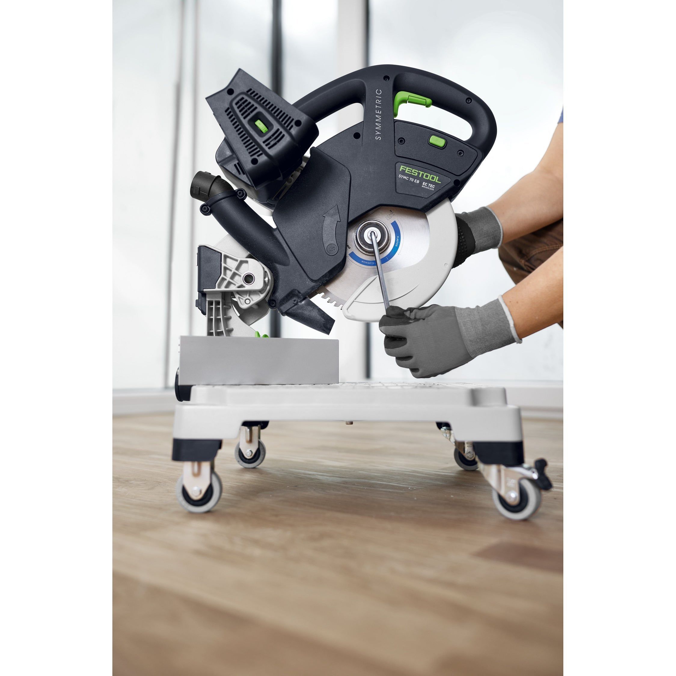 https://api.mastertools.nl/media/catalog/product/cache/4ac98b0d5e81b56bd000310ba88c60e0/f/e/festool-symc-70-40-ebi-plus-symmetric-accu-plintenzaag-18v-4_0ah-577464-4014549410462-mastertools_nl-23.jpg