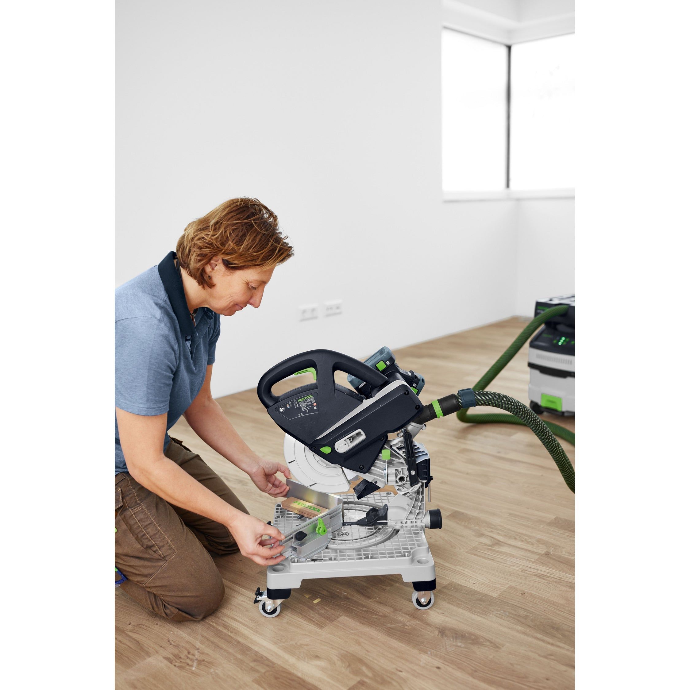 https://api.mastertools.nl/media/catalog/product/cache/4ac98b0d5e81b56bd000310ba88c60e0/f/e/festool-symc-70-40-ebi-plus-symmetric-accu-plintenzaag-18v-4_0ah-577464-4014549410462-mastertools_nl-26.jpg