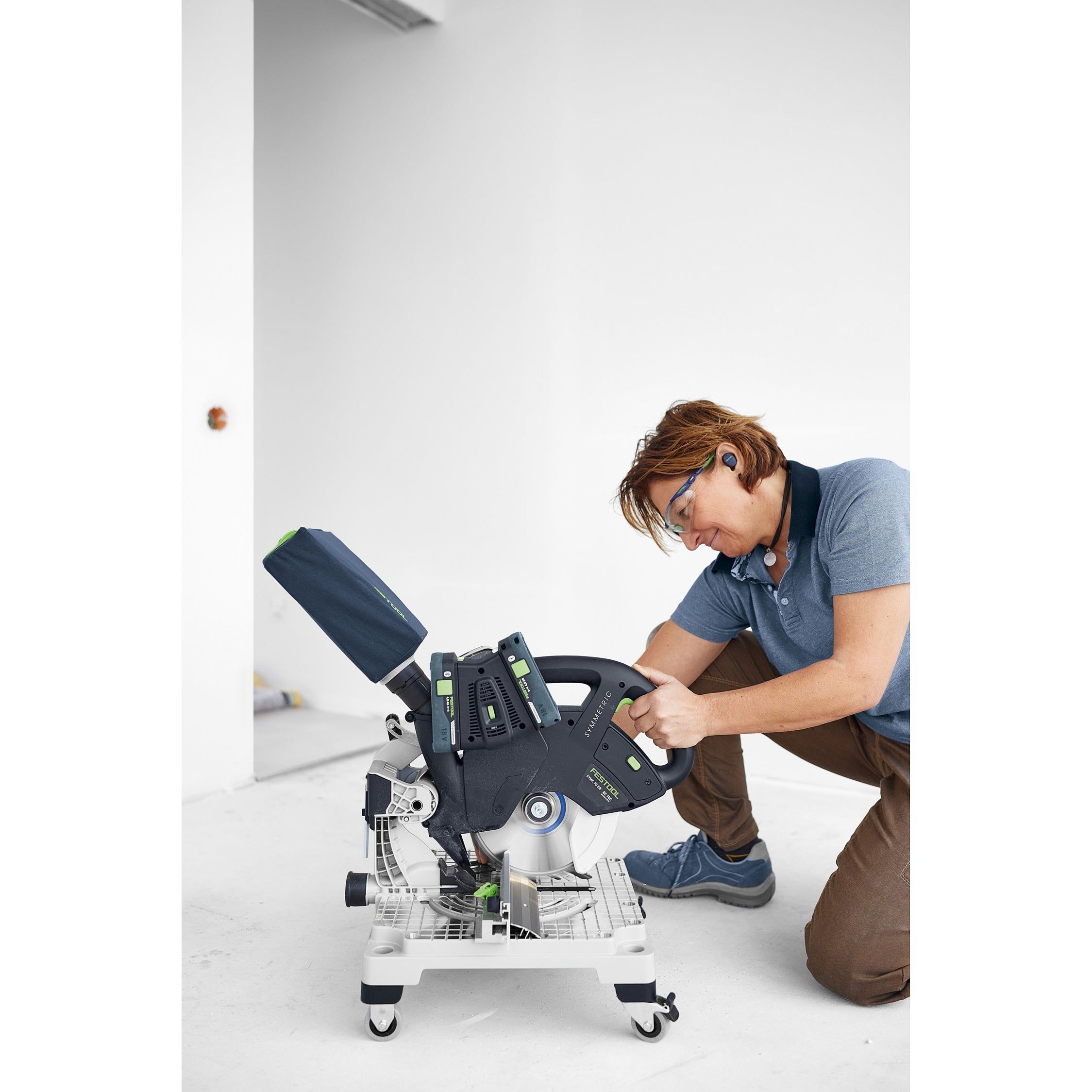 https://api.mastertools.nl/media/catalog/product/cache/4ac98b0d5e81b56bd000310ba88c60e0/f/e/festool-symc-70-eb-basic-symmetric-accu-plintenzaag-18v-577424-4014549409527-mastertools_nl-30.jpg