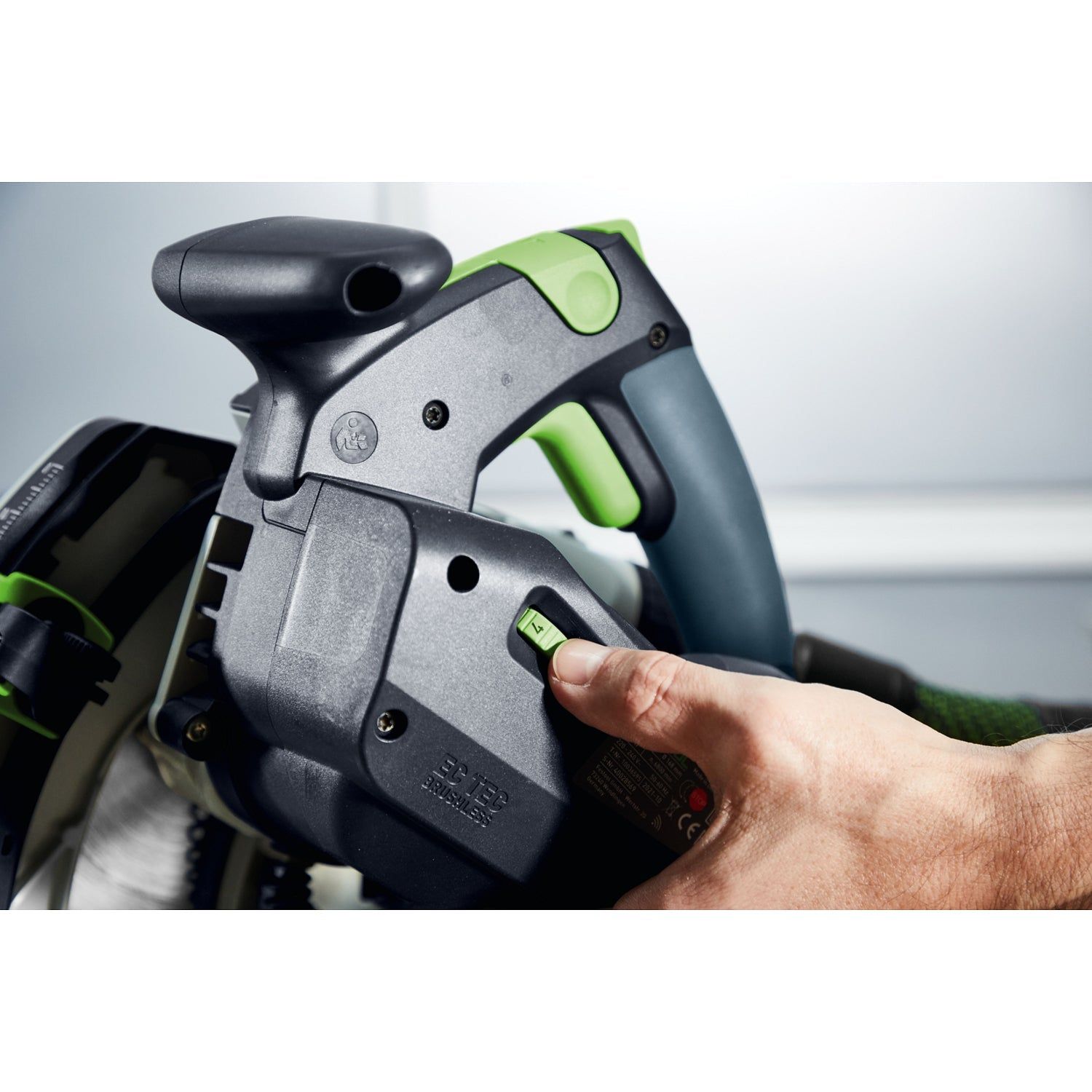 https://api.mastertools.nl/media/catalog/product/cache/4ac98b0d5e81b56bd000310ba88c60e0/f/e/festool-ts-60-k-plus-master-edition-invalcirkelzaag-in-systainer-577847-4014549429969-mastertools_nl-10.jpg