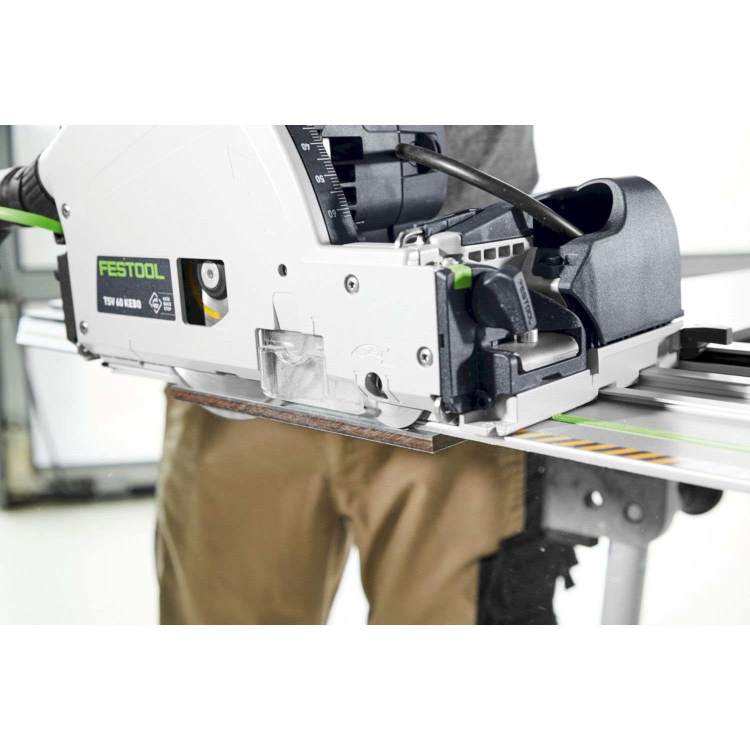 https://api.mastertools.nl/media/catalog/product/cache/4ac98b0d5e81b56bd000310ba88c60e0/f/e/festool-tsv-60-kebq-plus-fs-invalzaag-met-voorritsfunctie-in-systainer-fs-19002-geleiderail-577743-4014549418819-mastertools_nl-11.jpg