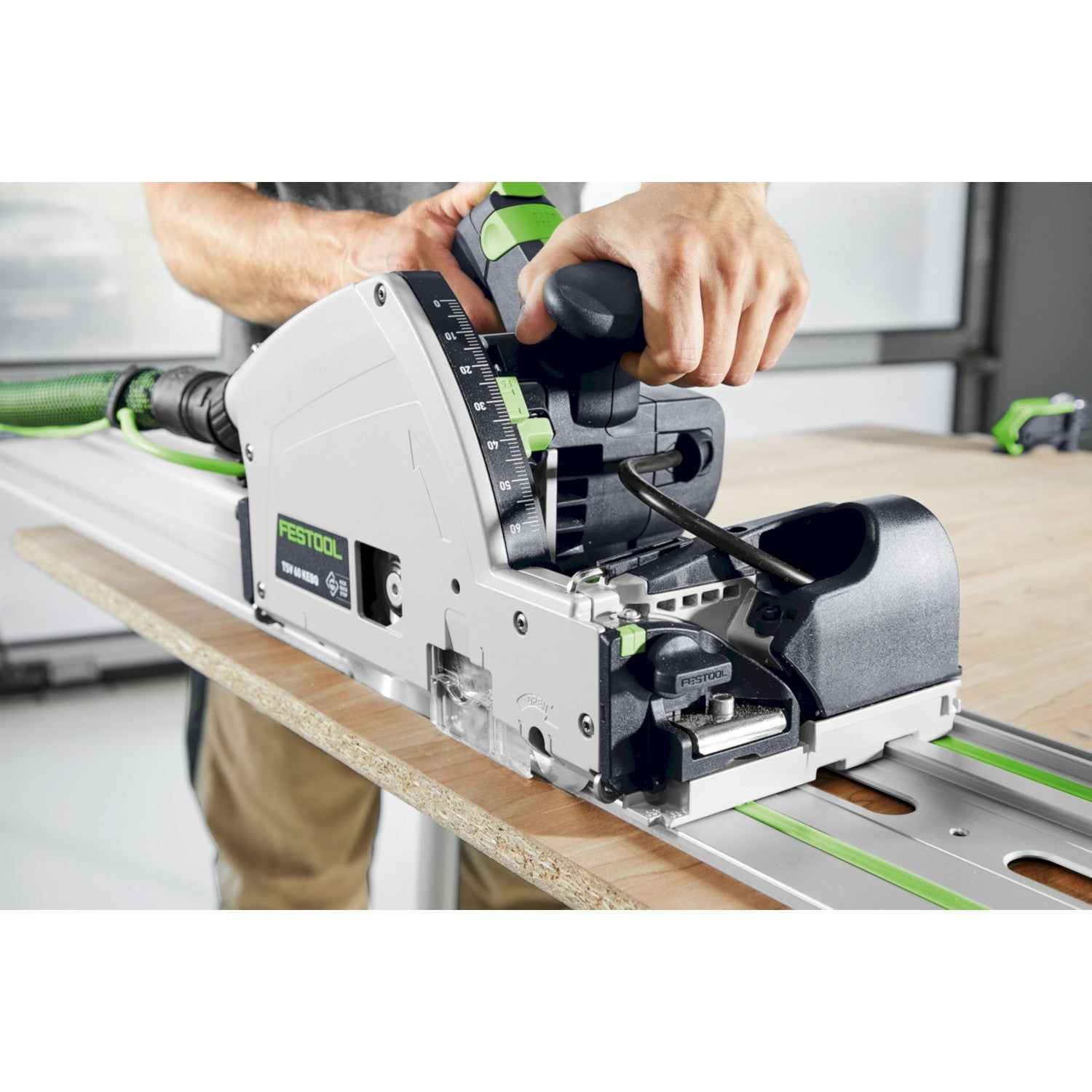 https://api.mastertools.nl/media/catalog/product/cache/4ac98b0d5e81b56bd000310ba88c60e0/f/e/festool-tsv-60-kebq-plus-fs-invalzaag-met-voorritsfunctie-in-systainer-fs-19002-geleiderail-577743-4014549418819-mastertools_nl-12.jpg