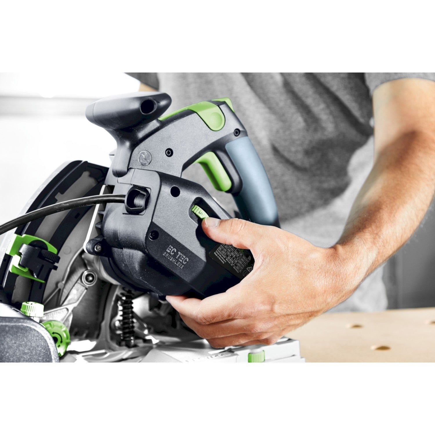 https://api.mastertools.nl/media/catalog/product/cache/4ac98b0d5e81b56bd000310ba88c60e0/f/e/festool-tsv-60-kebq-plus-fs-invalzaag-met-voorritsfunctie-in-systainer-fs-19002-geleiderail-577743-4014549418819-mastertools_nl-15.jpg