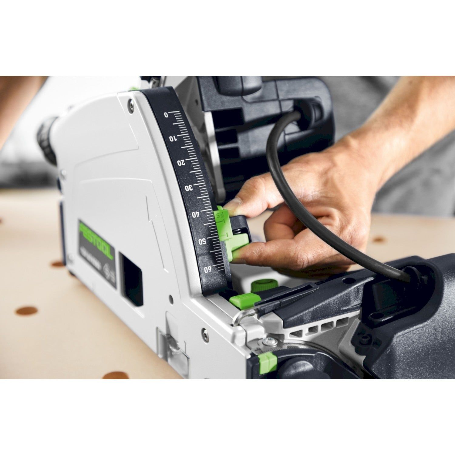 https://api.mastertools.nl/media/catalog/product/cache/4ac98b0d5e81b56bd000310ba88c60e0/f/e/festool-tsv-60-kebq-plus-fs-invalzaag-met-voorritsfunctie-in-systainer-fs-19002-geleiderail-577743-4014549418819-mastertools_nl-9.jpg