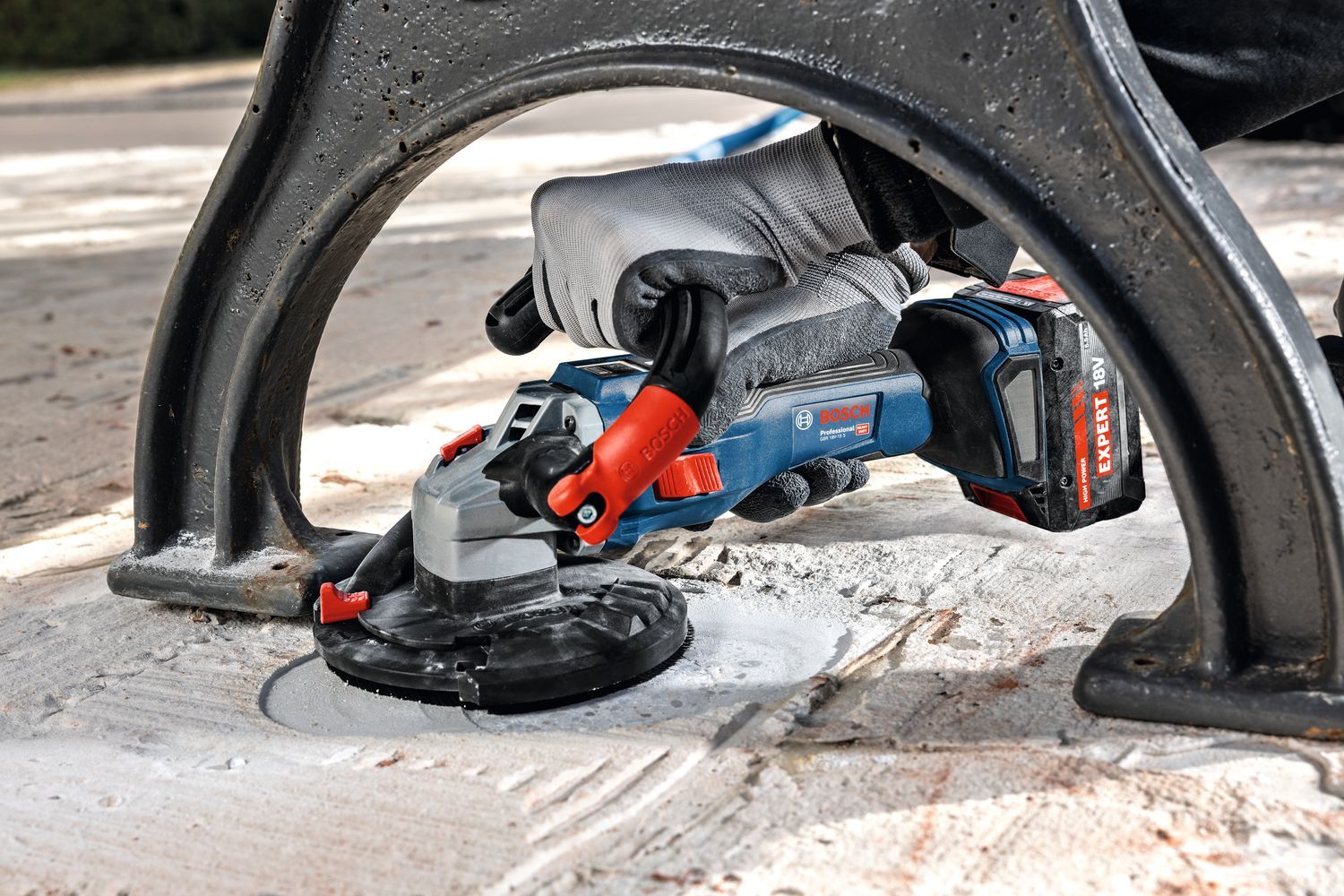 https://api.mastertools.nl/media/catalog/product/cache/4ac98b0d5e81b56bd000310ba88c60e0/g/b/gbr_18v-15_s_application_grinding_close_66544_t1.jpg