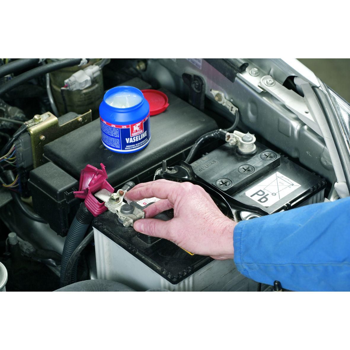 https://api.mastertools.nl/media/catalog/product/cache/4ac98b0d5e81b56bd000310ba88c60e0/g/r/griffon-vaseline-200gr-lichtgeel-1233109-8710439914206-mastertools_nl-2.jpg