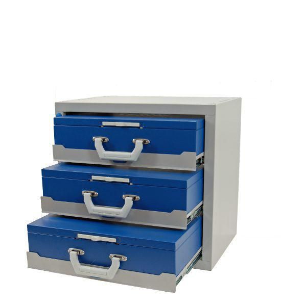 https://api.mastertools.nl/media/catalog/product/cache/4ac98b0d5e81b56bd000310ba88c60e0/l/i/little-jumbo-lege-kast-voor-stalen-koffers-3x100-mm-2195364803-7433635995916-mastertools_nl.jpg