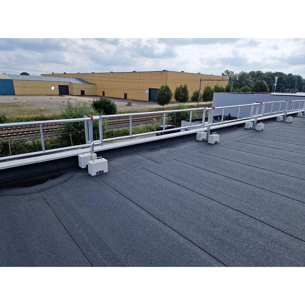 https://api.mastertools.nl/media/catalog/product/cache/4ac98b0d5e81b56bd000310ba88c60e0/l/i/little-jumbo-rss-dakrandbeveiligingset-compact-tbv-plat-dak-12m-43831200-8718421751532-mastertools_nl-2.jpg