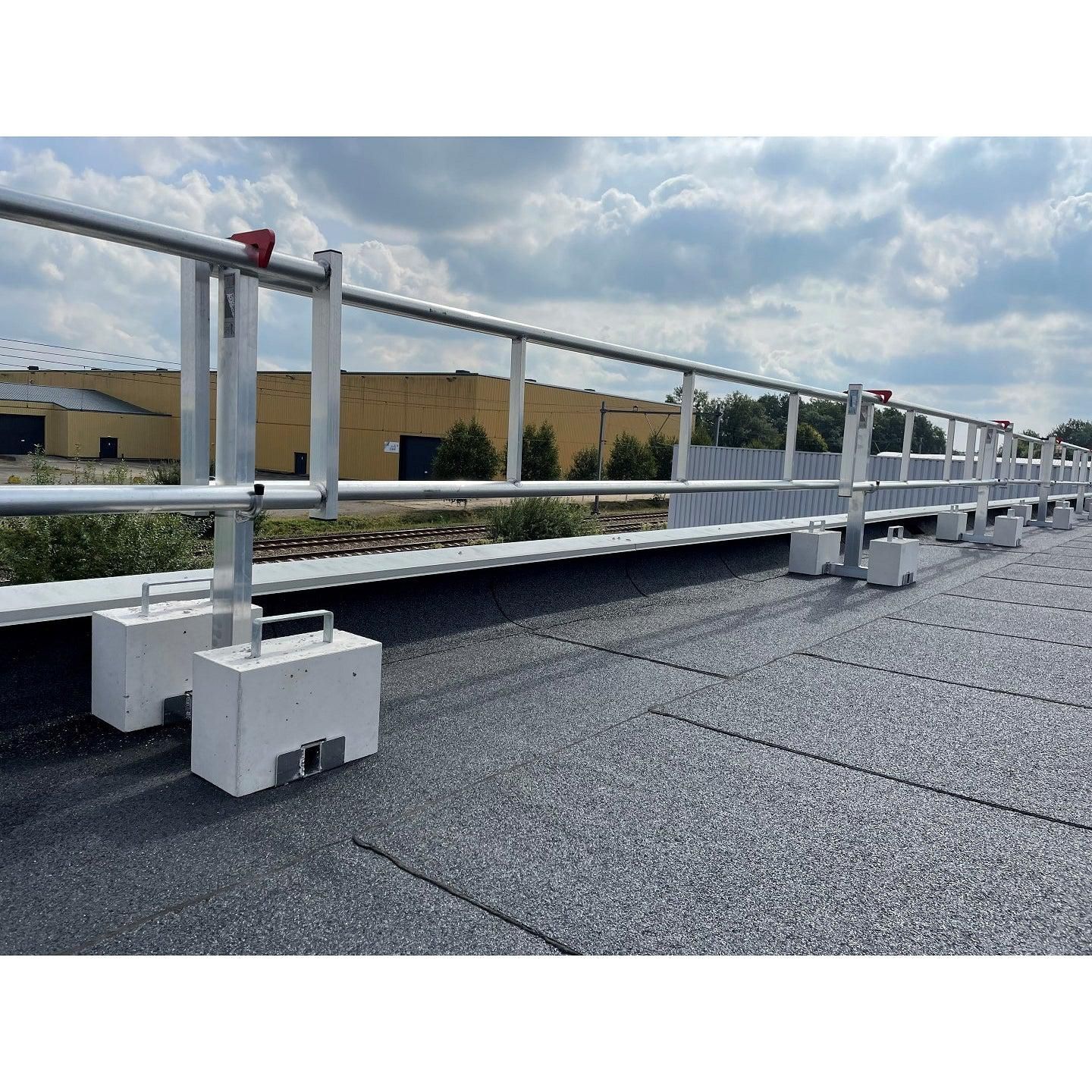 https://api.mastertools.nl/media/catalog/product/cache/4ac98b0d5e81b56bd000310ba88c60e0/l/i/little-jumbo-rss-dakrandbeveiligingset-compact-tbv-plat-dak-12m-43831200-8718421751532-mastertools_nl-3.jpg