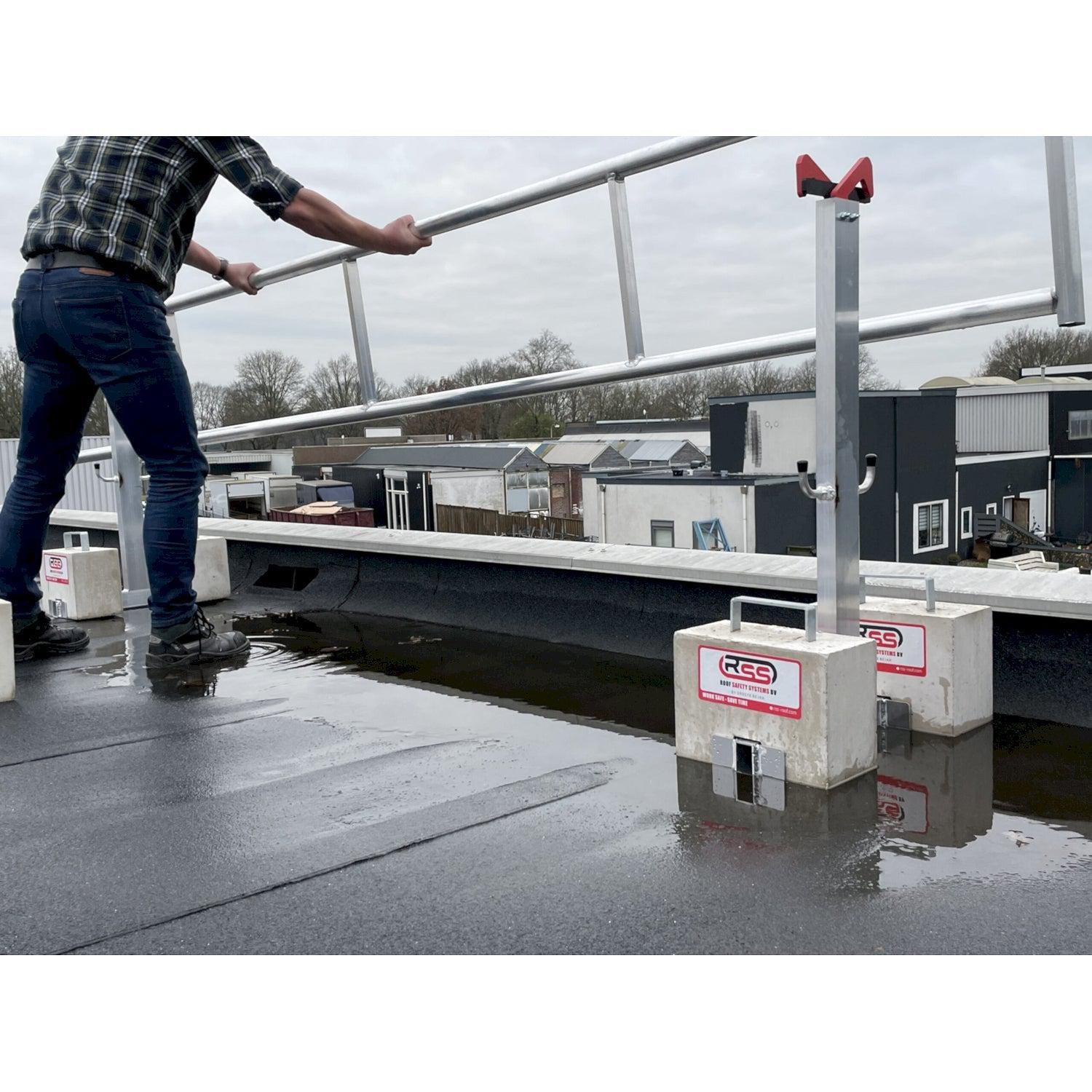 https://api.mastertools.nl/media/catalog/product/cache/4ac98b0d5e81b56bd000310ba88c60e0/l/i/little-jumbo-rss-dakrandbeveiligingset-compact-tbv-plat-dak-12m-43831200-8718421751532-mastertools_nl-4.jpg