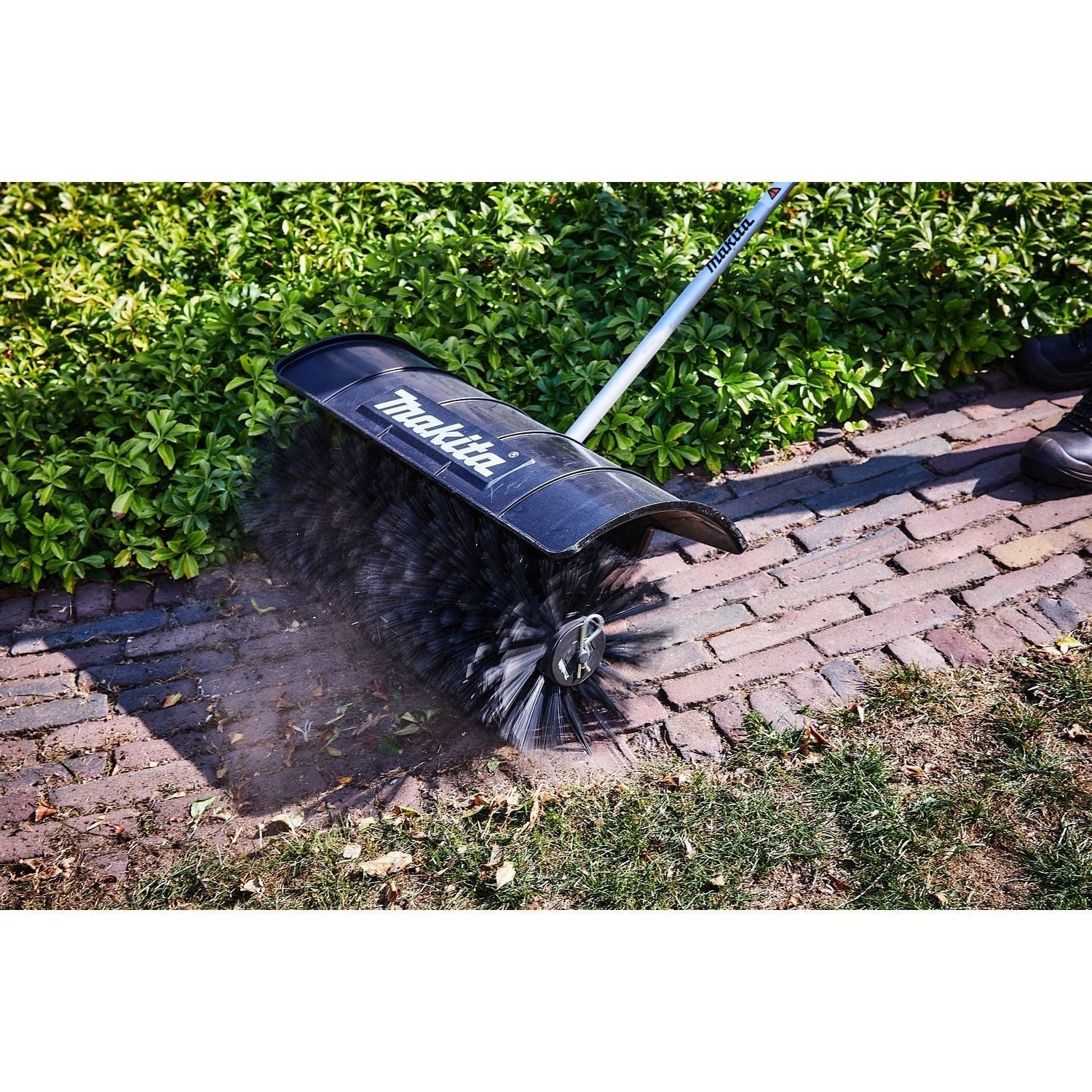 https://api.mastertools.nl/media/catalog/product/cache/4ac98b0d5e81b56bd000310ba88c60e0/m/a/makita-199318-5-rolbezem-opzetstuk-br400mp-0088381533942-mastertools_nl-3.jpg