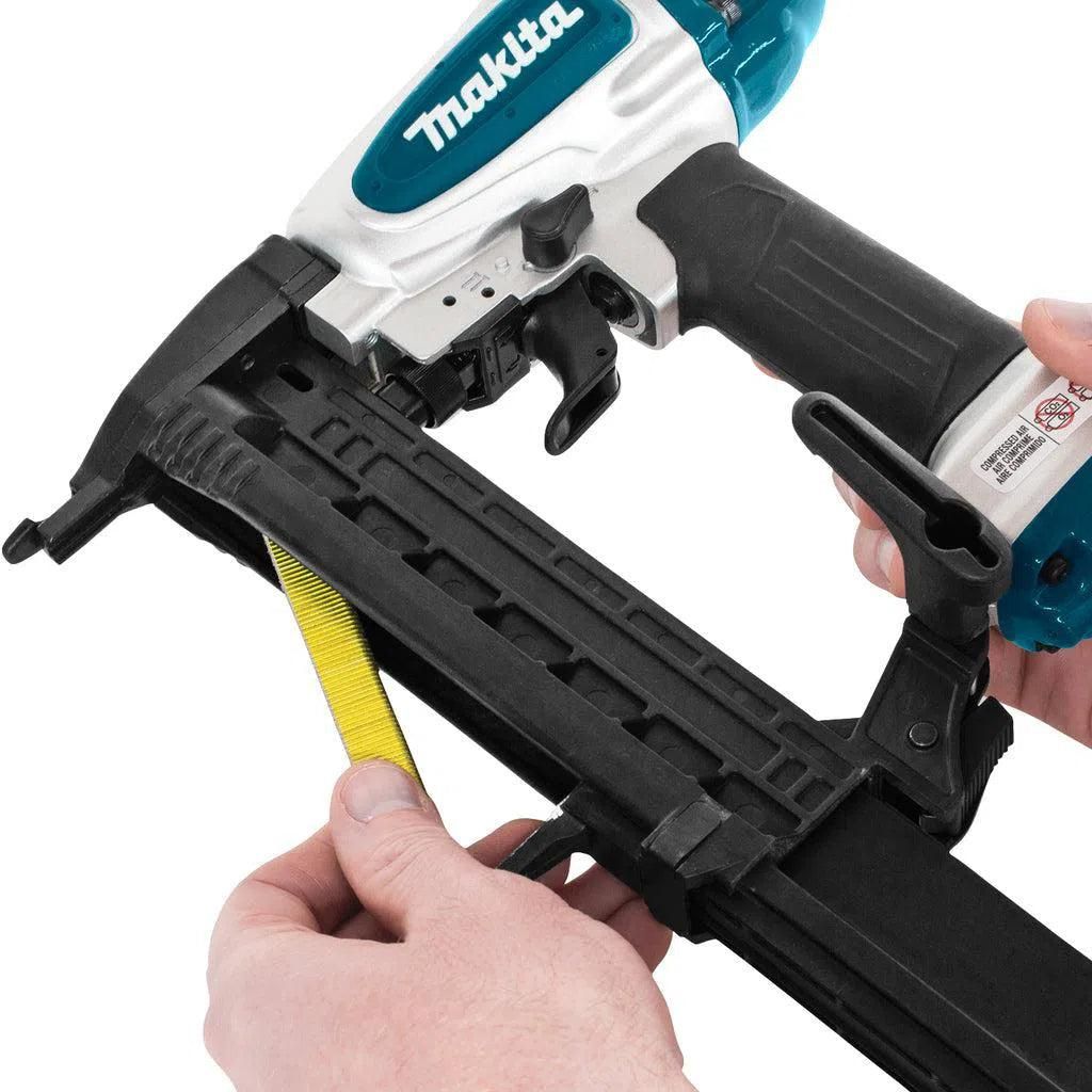 https://api.mastertools.nl/media/catalog/product/cache/4ac98b0d5e81b56bd000310ba88c60e0/m/a/makita-at638a-8-bar-nietmachine-narrow-crown-in-koffer-0088381822411-mastertools_nl-10.jpg