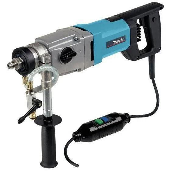https://api.mastertools.nl/media/catalog/product/cache/4ac98b0d5e81b56bd000310ba88c60e0/m/a/makita-dbm131-diamantboormachine-droognat-1700w-230v-in-koffer-0088381045650-mastertools_nl-2.jpg