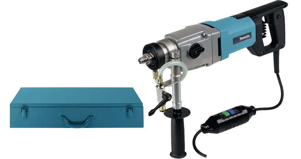 https://api.mastertools.nl/media/catalog/product/cache/4ac98b0d5e81b56bd000310ba88c60e0/m/a/makita-dbm131-diamantboormachine-droognat-1700w-230v-in-koffer-0088381045650-mastertools_nl.jpg