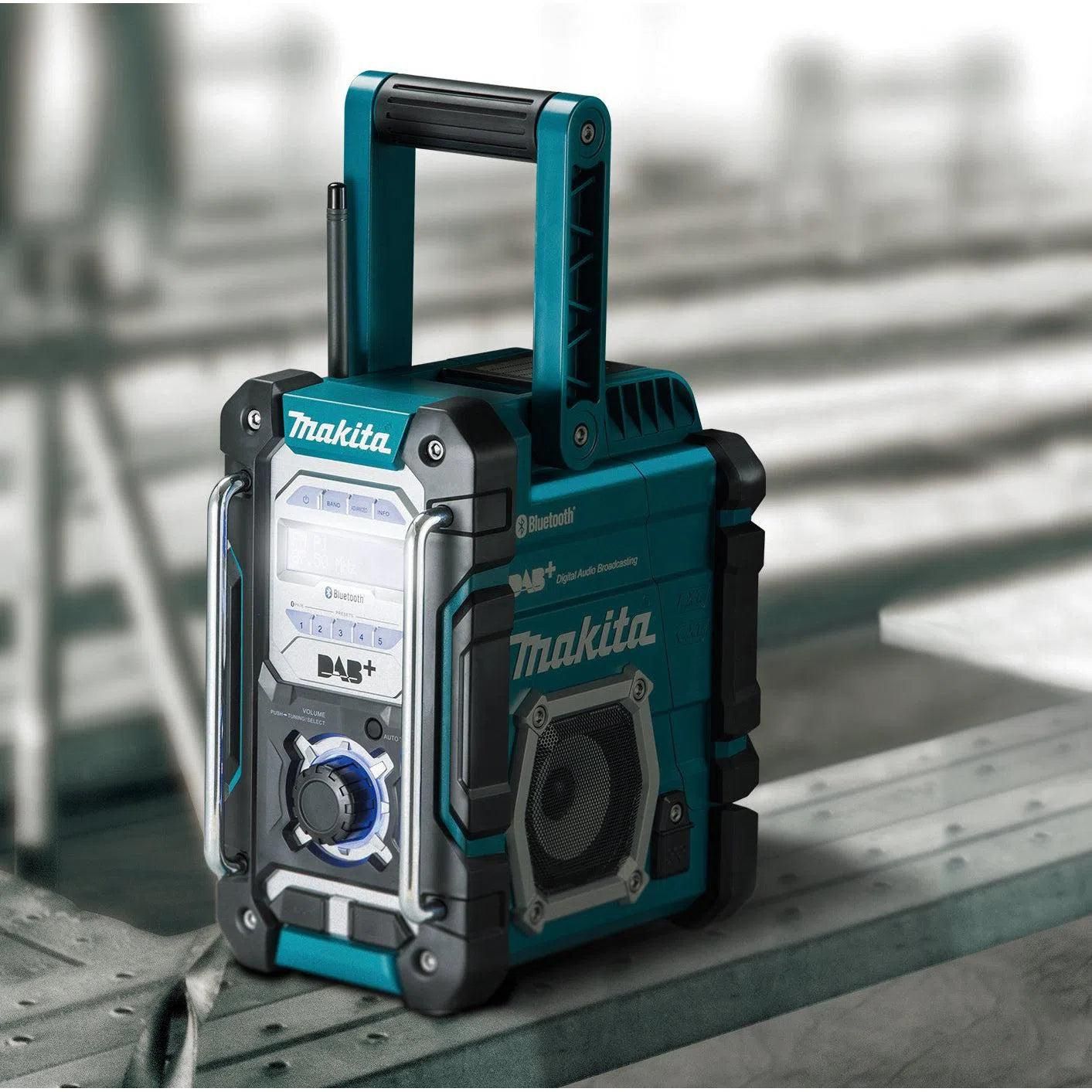 https://api.mastertools.nl/media/catalog/product/cache/4ac98b0d5e81b56bd000310ba88c60e0/m/a/makita-dmr112-bouwradio-lxt-cxt-72v-18v-dab-0088381870160-mastertools_nl-4_f9a7c80e-6b72-4a02-9dd4-7f8d871e6298.jpg