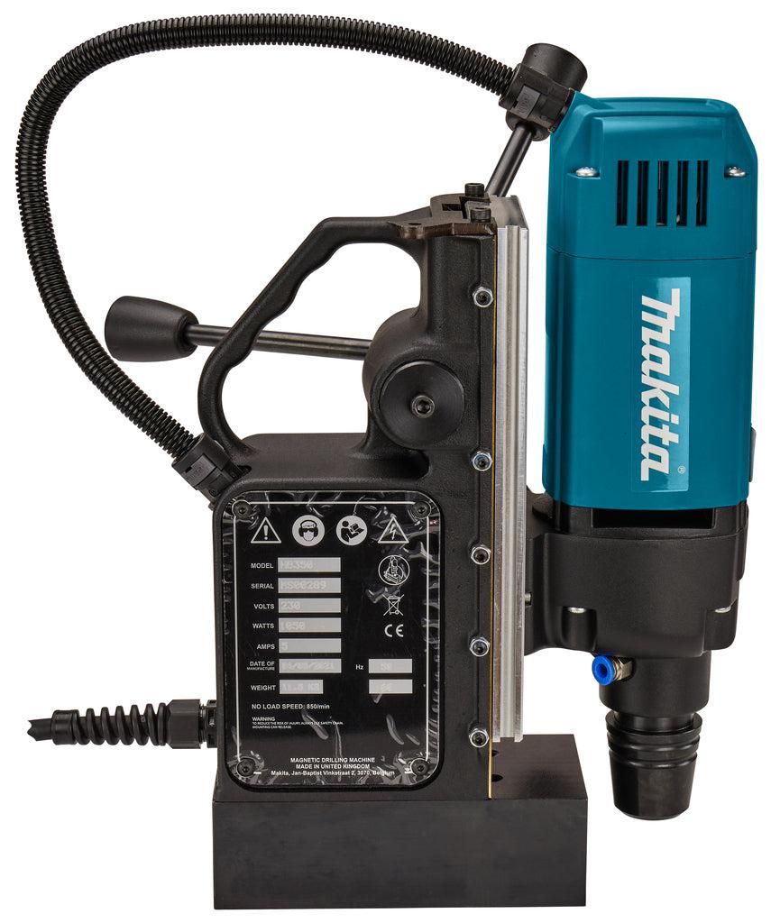 https://api.mastertools.nl/media/catalog/product/cache/4ac98b0d5e81b56bd000310ba88c60e0/m/a/makita-hb350-magneetkernboormachine-230v-1050w-in-koffer-0088381732789-mastertools_nl-6.jpg