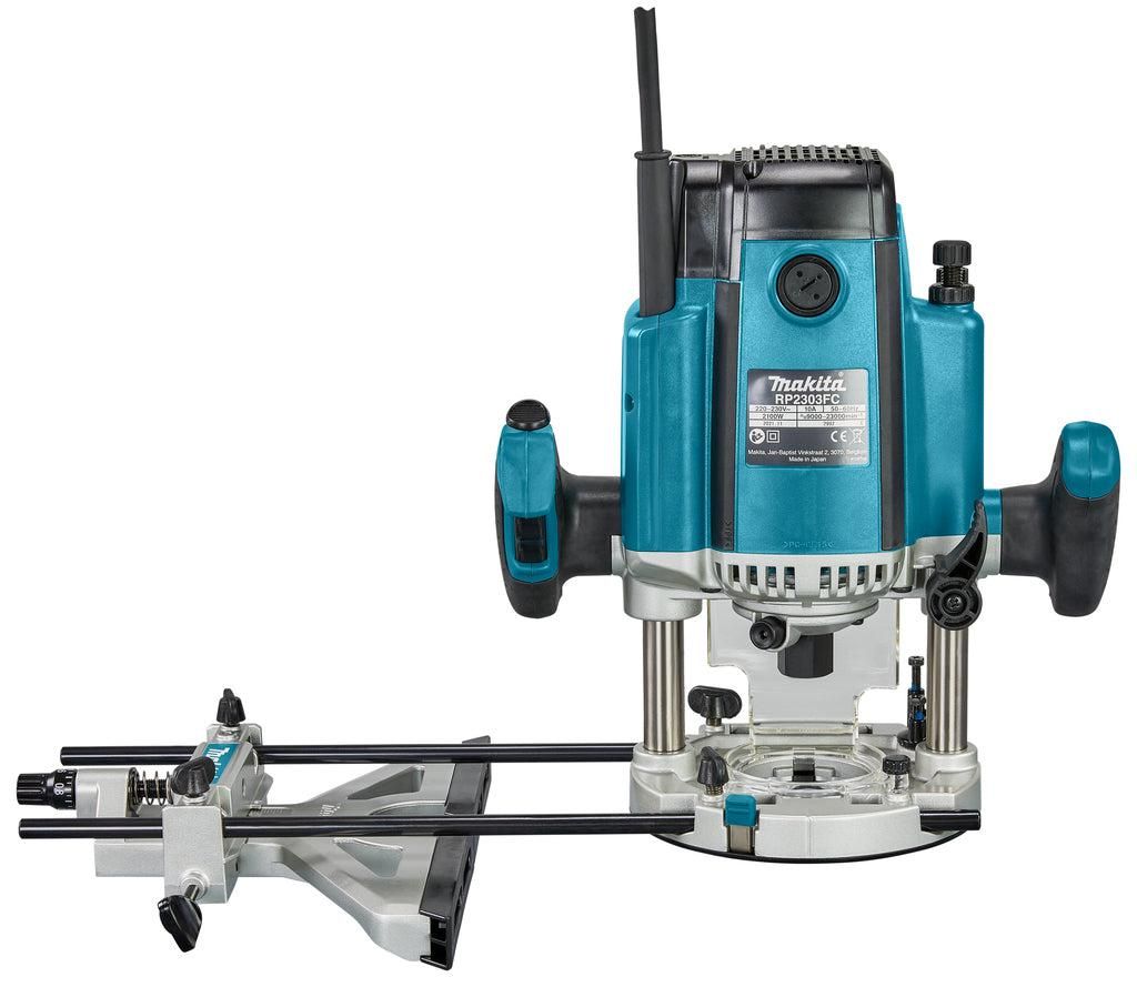 https://api.mastertools.nl/media/catalog/product/cache/4ac98b0d5e81b56bd000310ba88c60e0/m/a/makita-rp2303fc04-bovenfrees-12mm-2100w-accessoireset-0088381782753-mastertools_nl-4.jpg