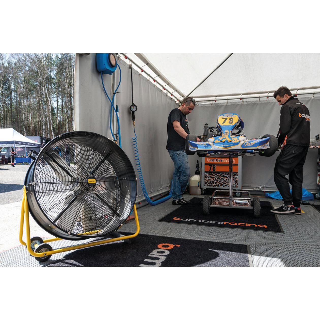 https://api.mastertools.nl/media/catalog/product/cache/4ac98b0d5e81b56bd000310ba88c60e0/m/a/master-df30p-industriele-ventilator-315w-10200-m3h-5904542926505-mastertools_nl-2.jpg