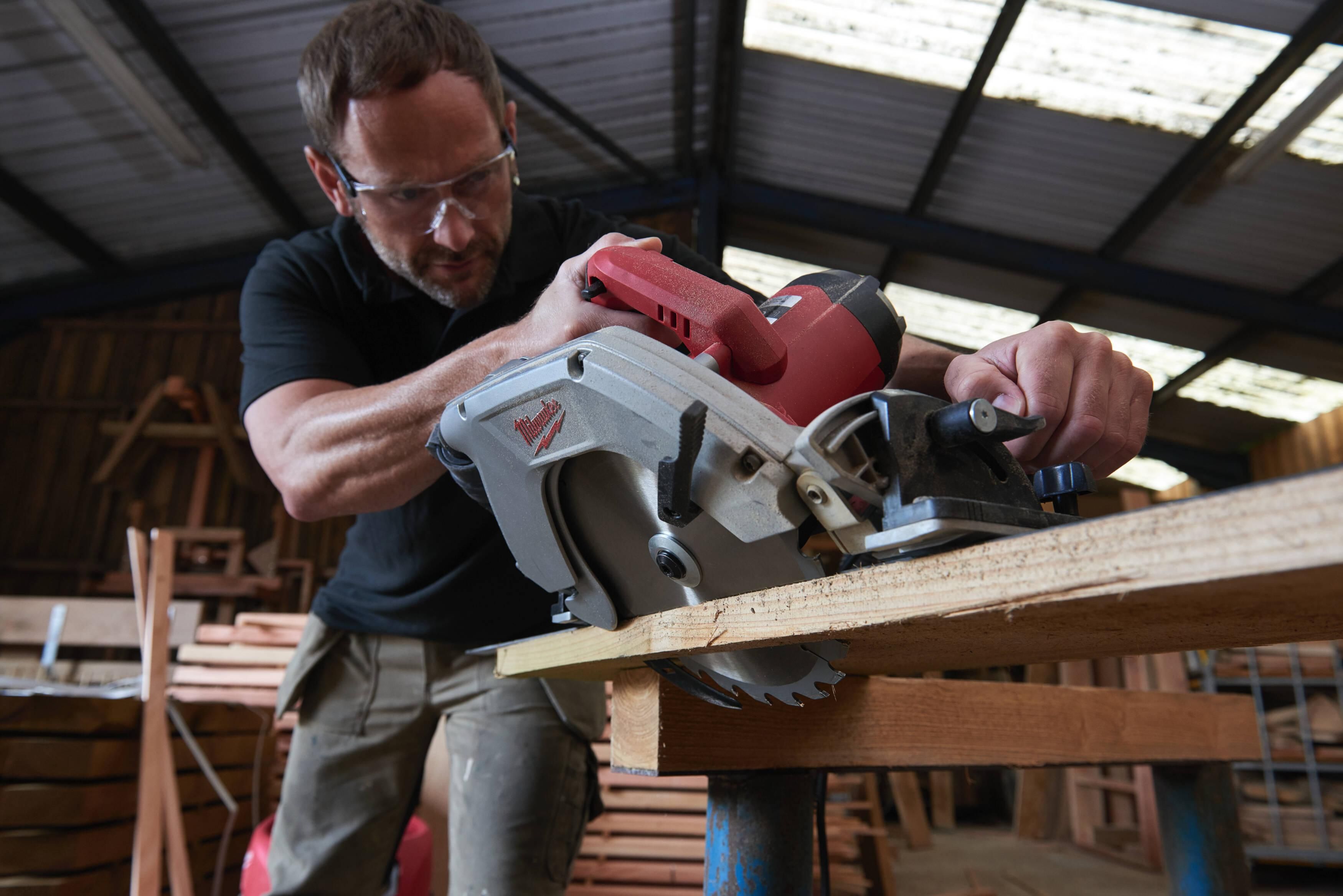 https://api.mastertools.nl/media/catalog/product/cache/4ac98b0d5e81b56bd000310ba88c60e0/m/i/milwaukee-cs-85-cbe-cirkelzaagmachine-235mm-2200w-in-koffer-4933451116-4002395137404-mastertools_nl-12.jpg