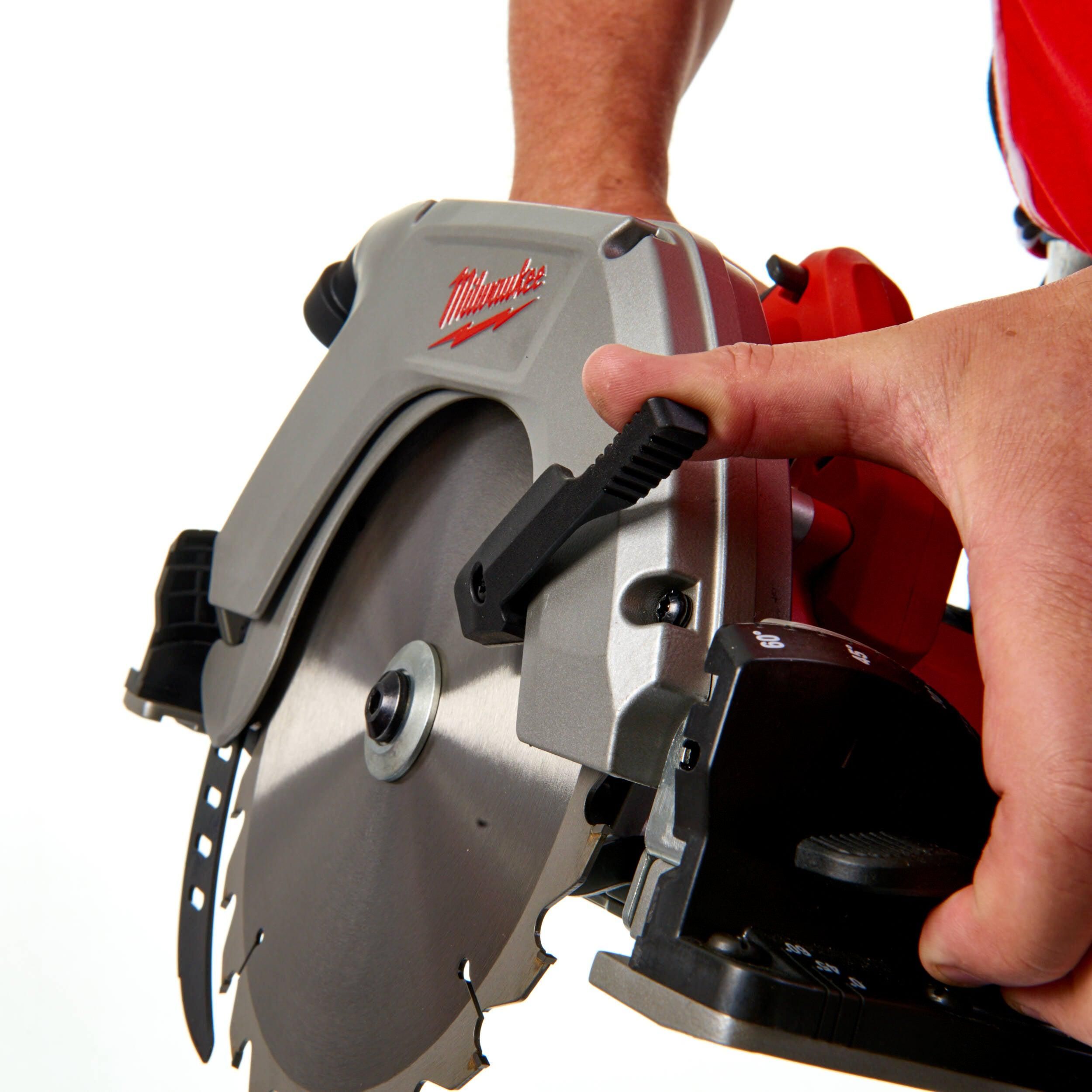 https://api.mastertools.nl/media/catalog/product/cache/4ac98b0d5e81b56bd000310ba88c60e0/m/i/milwaukee-cs-85-cbe-cirkelzaagmachine-235mm-2200w-in-koffer-4933451116-4002395137404-mastertools_nl-2.jpg