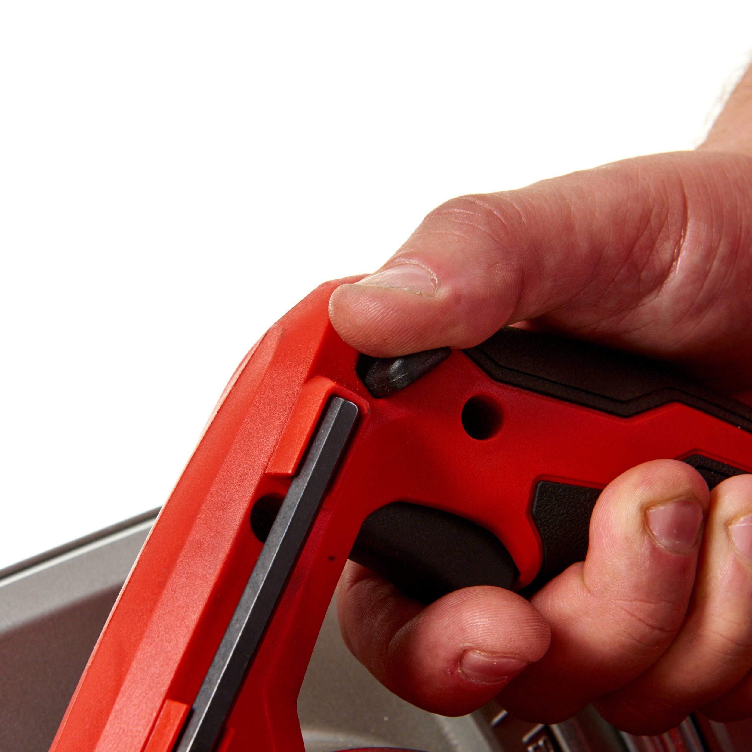 https://api.mastertools.nl/media/catalog/product/cache/4ac98b0d5e81b56bd000310ba88c60e0/m/i/milwaukee-cs-85-cbe-cirkelzaagmachine-235mm-2200w-in-koffer-4933451116-4002395137404-mastertools_nl-6.jpg