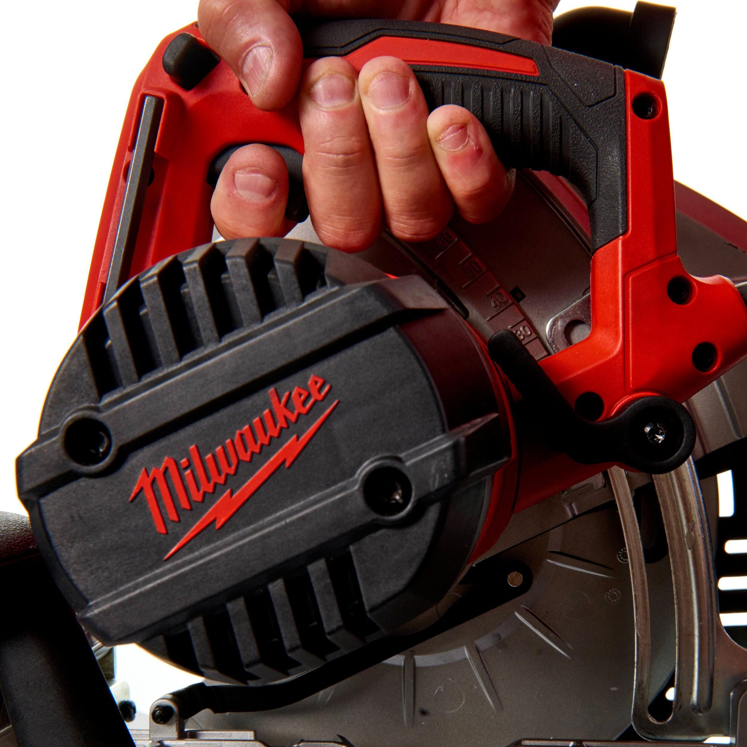 https://api.mastertools.nl/media/catalog/product/cache/4ac98b0d5e81b56bd000310ba88c60e0/m/i/milwaukee-cs-85-cbe-cirkelzaagmachine-235mm-2200w-in-koffer-4933451116-4002395137404-mastertools_nl-7.jpg