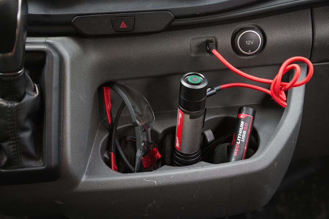 https://api.mastertools.nl/media/catalog/product/cache/4ac98b0d5e81b56bd000310ba88c60e0/m/i/milwaukee-l4-fl2000-301-usb-oplaadbare-led-zaklamp-4933479637-4058546374310-mastertools_nl-11.jpg