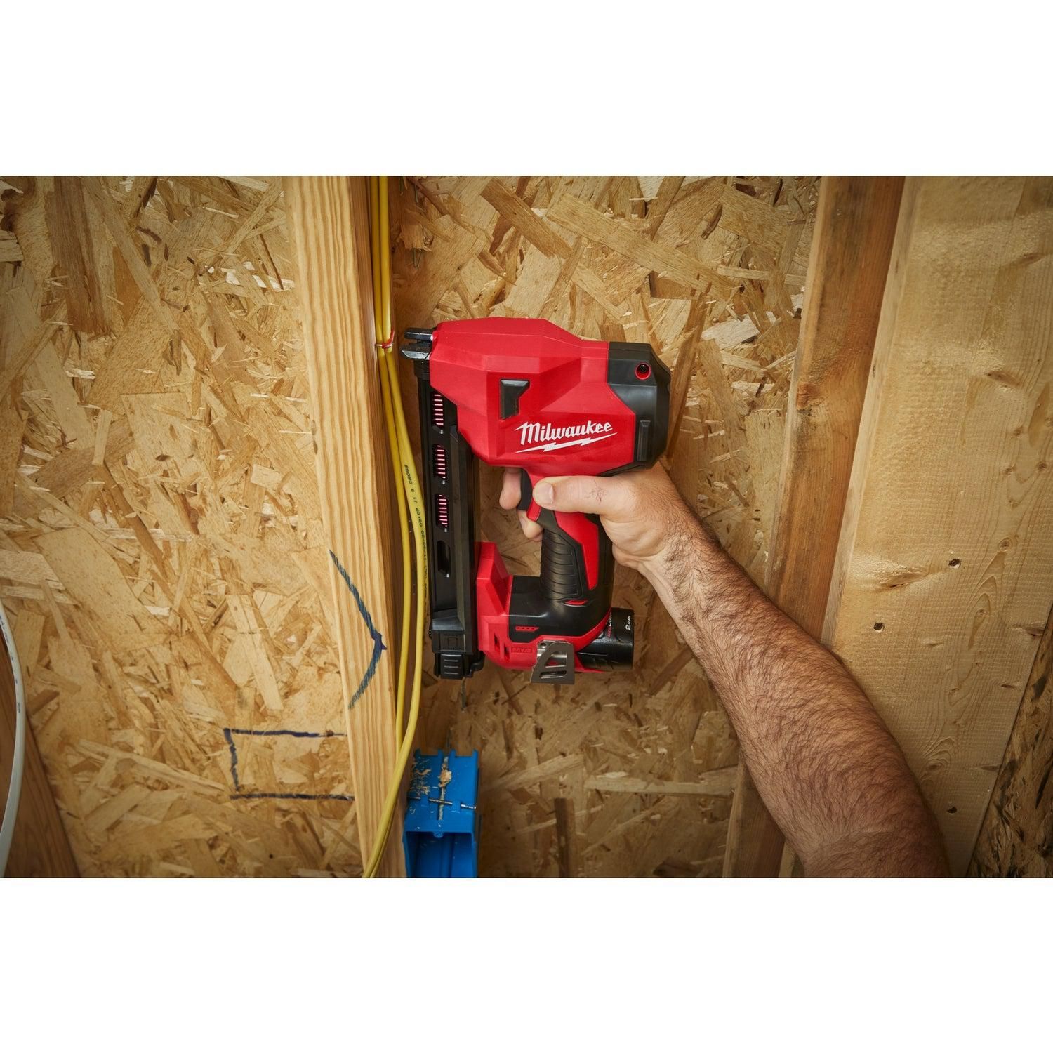 https://api.mastertools.nl/media/catalog/product/cache/4ac98b0d5e81b56bd000310ba88c60e0/m/i/milwaukee-m12-bcst-0-m12tm-subcompacte-kabelnietmachine-12v-basic-body-4933480488-4058546407735-mastertools_nl-10.jpg