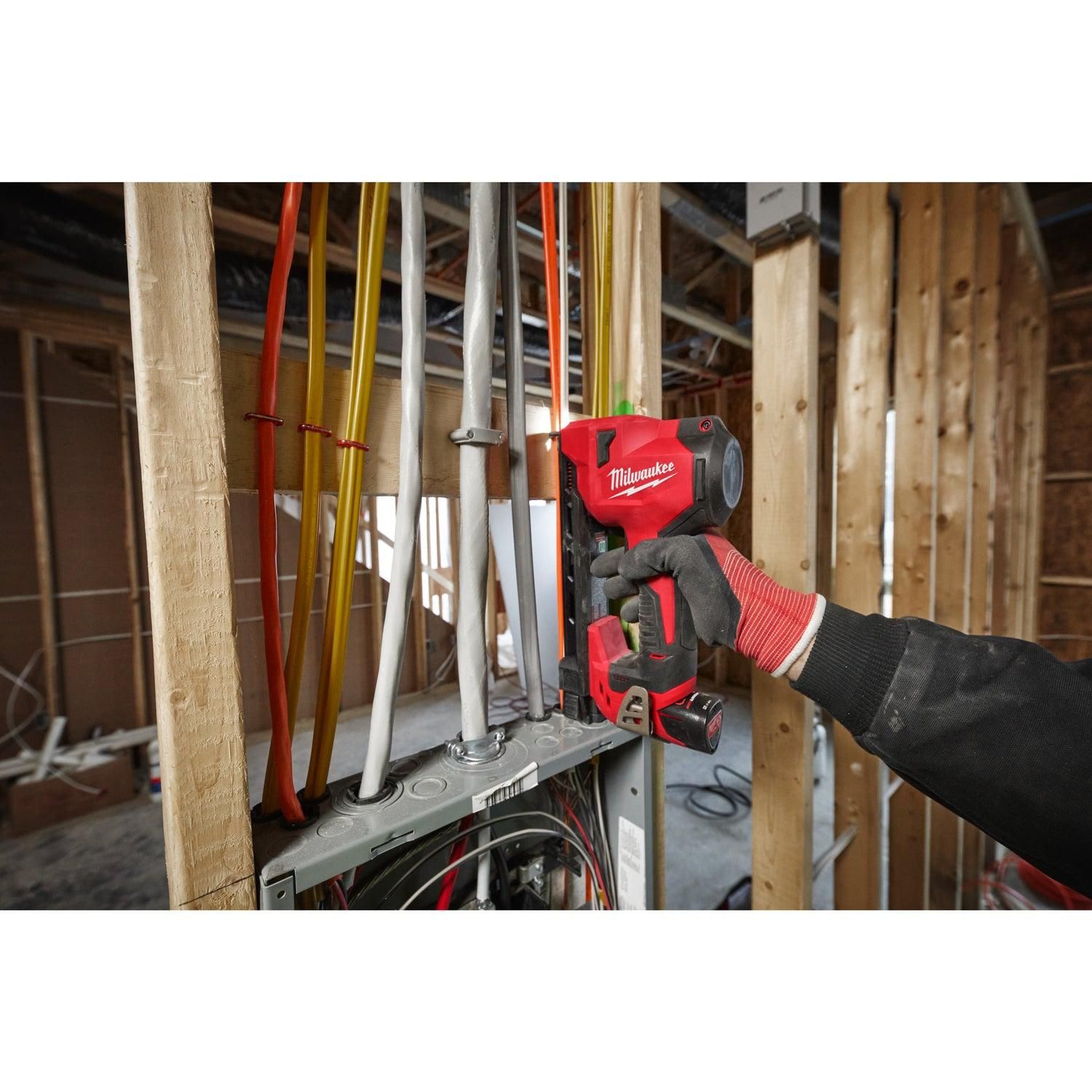 https://api.mastertools.nl/media/catalog/product/cache/4ac98b0d5e81b56bd000310ba88c60e0/m/i/milwaukee-m12-bcst-0-m12tm-subcompacte-kabelnietmachine-12v-basic-body-4933480488-4058546407735-mastertools_nl-8.jpg