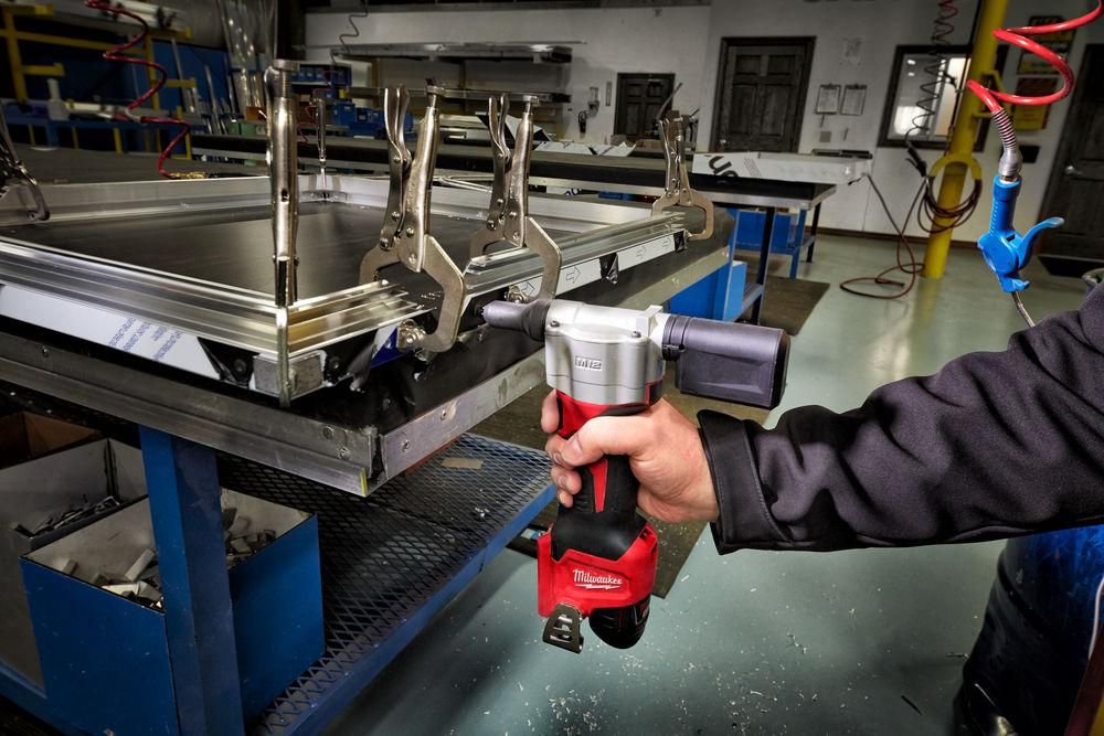 https://api.mastertools.nl/media/catalog/product/cache/4ac98b0d5e81b56bd000310ba88c60e0/m/i/milwaukee-m12-bprt-201x-accu-subcompacte-blindklinknageltang-12v-2_0ah-li-ion-m12tm-in-hd-box-4933464405-4058546223502-mastertools_nl-8.jpg