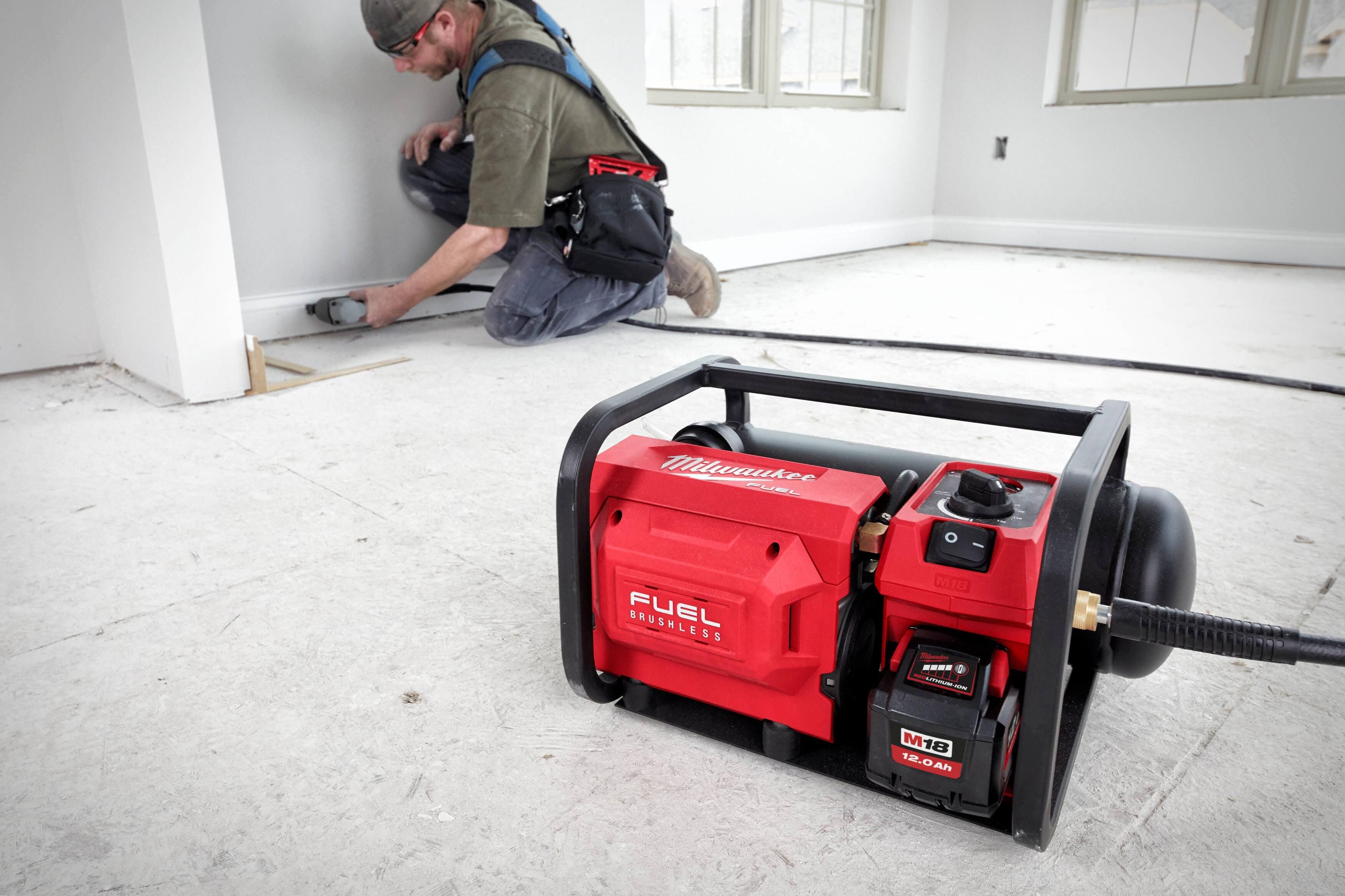https://api.mastertools.nl/media/catalog/product/cache/4ac98b0d5e81b56bd000310ba88c60e0/m/i/milwaukee-m18-fac-0-accu-compressor-18v-basic-body-4933472166-4058546325626-mastertools_nl-15.jpg