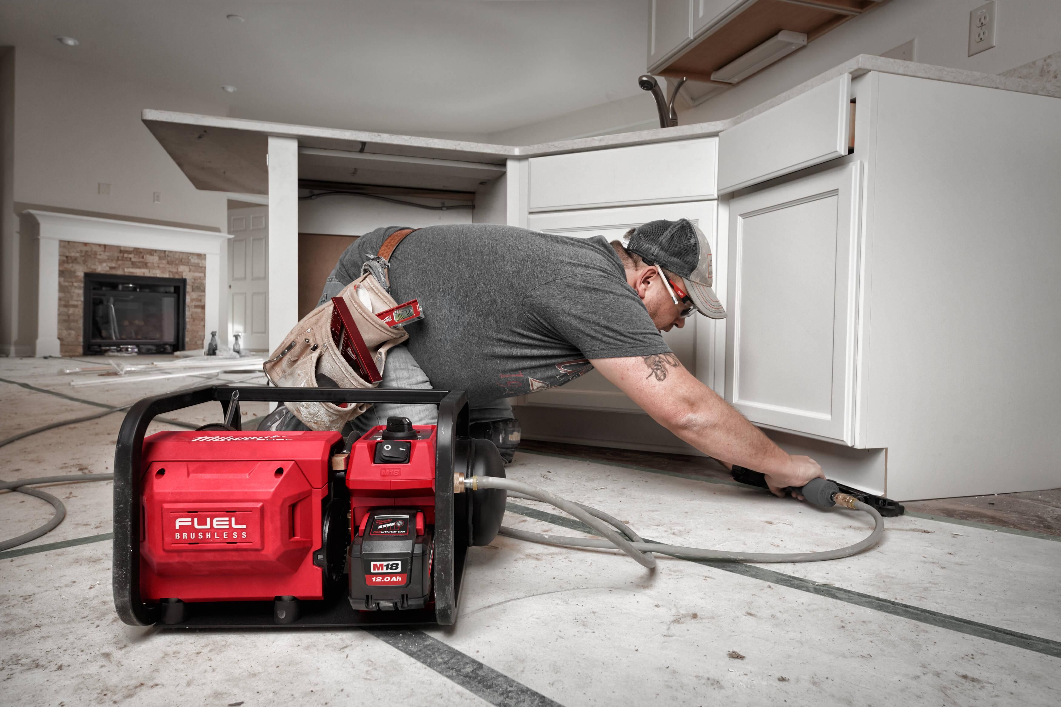 https://api.mastertools.nl/media/catalog/product/cache/4ac98b0d5e81b56bd000310ba88c60e0/m/i/milwaukee-m18-fac-0-accu-compressor-18v-basic-body-4933472166-4058546325626-mastertools_nl-17.jpg