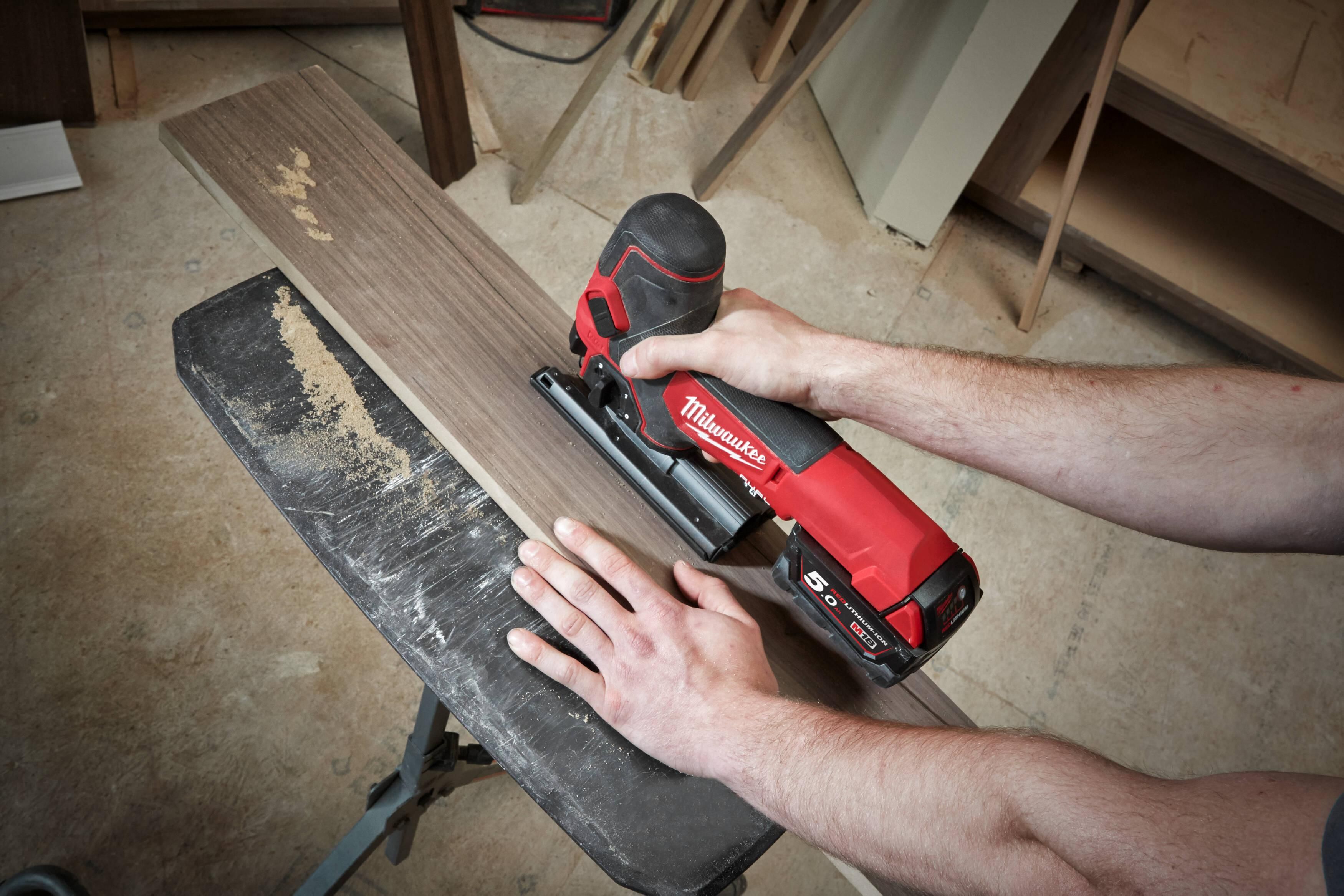 https://api.mastertools.nl/media/catalog/product/cache/4ac98b0d5e81b56bd000310ba88c60e0/m/i/milwaukee-m18-fbjs-0x-accu-decoupeerzaag-18v-basic-body-m18-fueltm-in-hd-box-4933464799-4058546227449-mastertools_nl-4.jpg