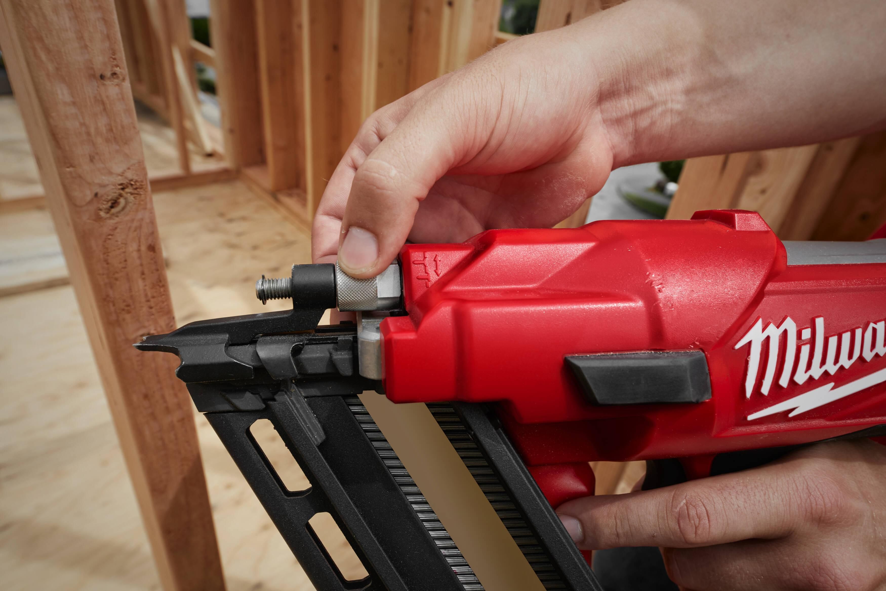 https://api.mastertools.nl/media/catalog/product/cache/4ac98b0d5e81b56bd000310ba88c60e0/m/i/milwaukee-m18-ffns-502c-accu-constructie-tacker-18v-in-koffer-4933478302-4058546344795-mastertools_nl-11.jpg