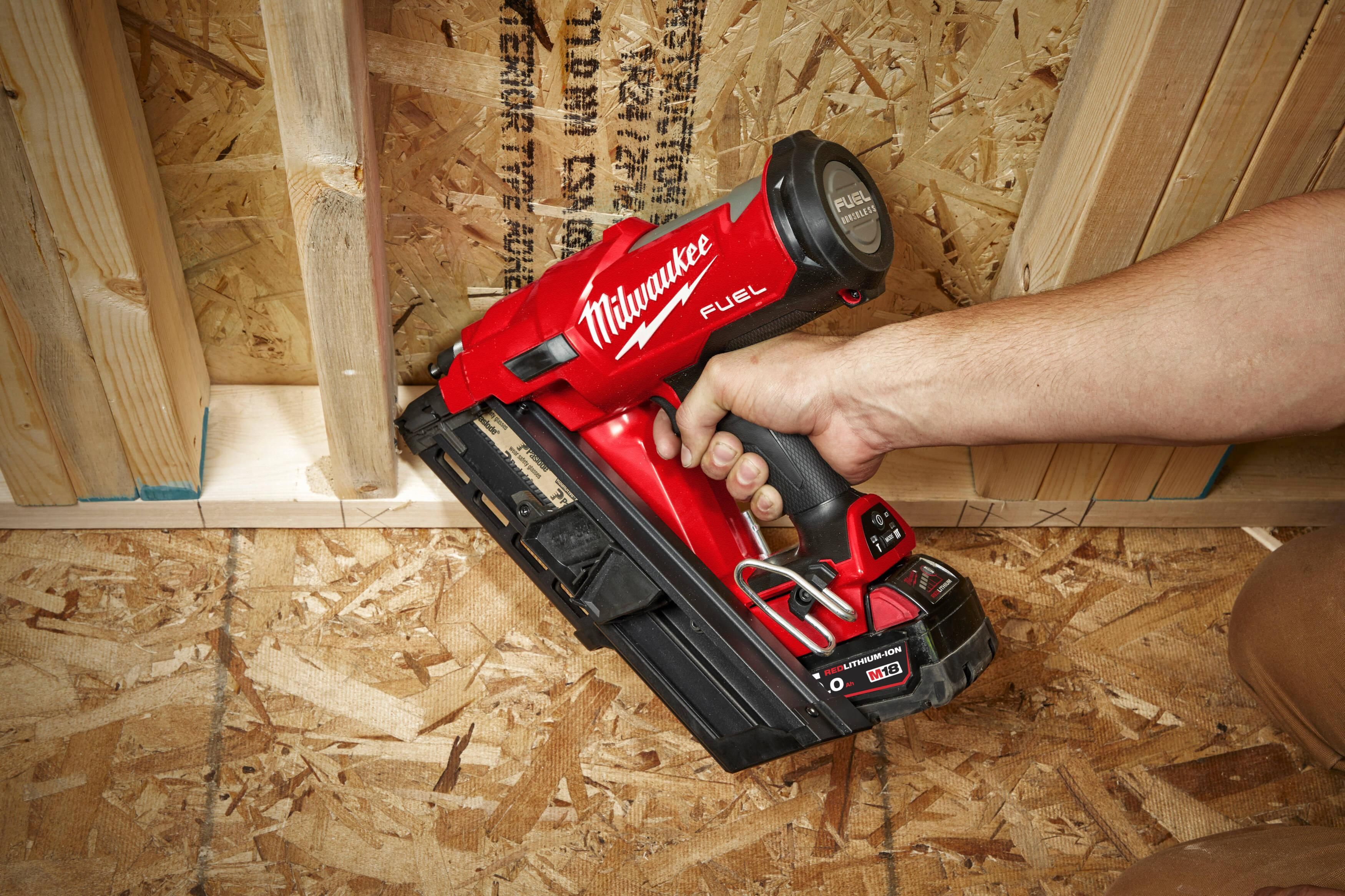https://api.mastertools.nl/media/catalog/product/cache/4ac98b0d5e81b56bd000310ba88c60e0/m/i/milwaukee-m18-ffns-502c-accu-constructie-tacker-18v-in-koffer-4933478302-4058546344795-mastertools_nl-12.jpg