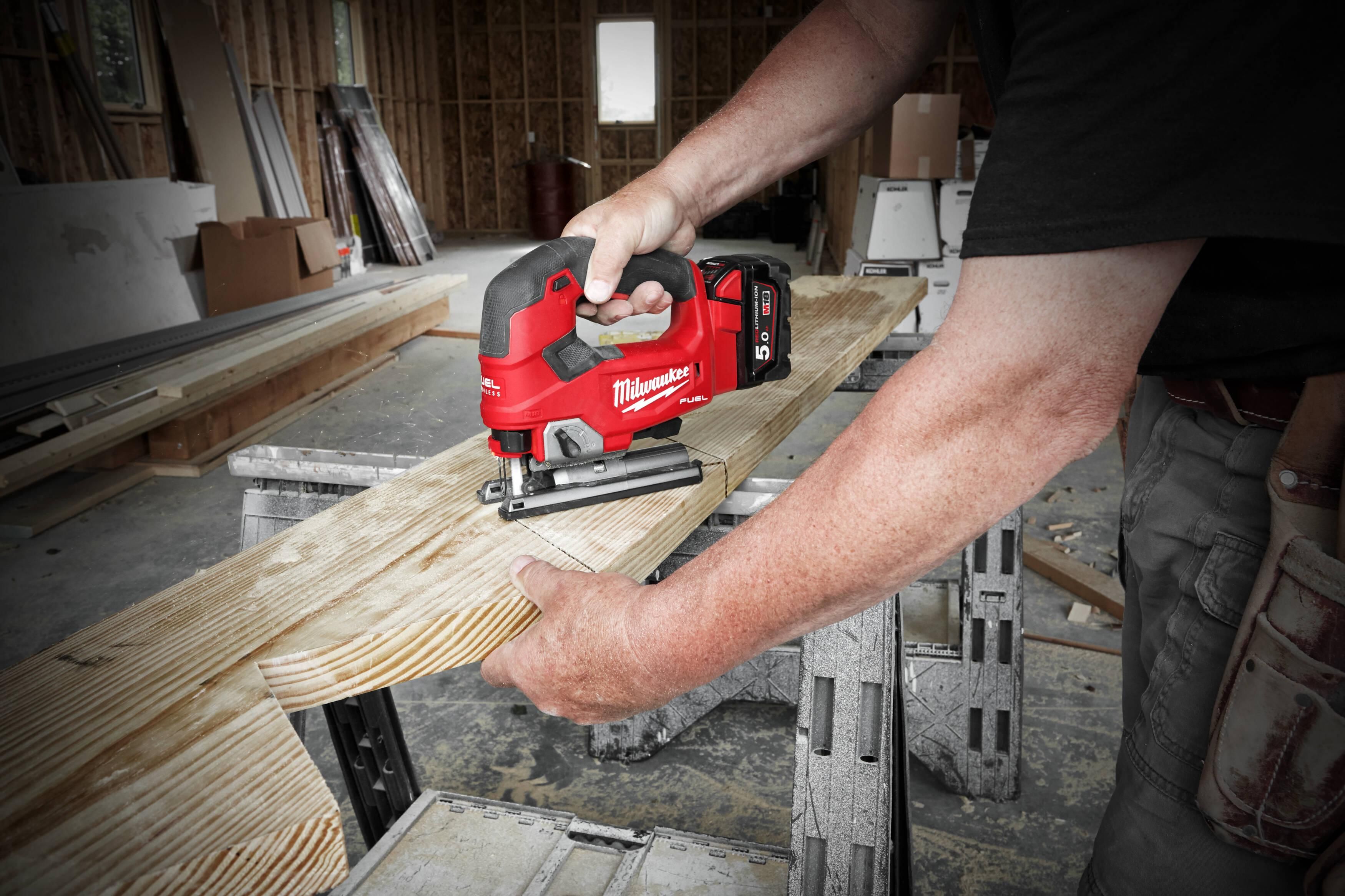 https://api.mastertools.nl/media/catalog/product/cache/4ac98b0d5e81b56bd000310ba88c60e0/m/i/milwaukee-m18-fjs-502x-accu-decoupeerzaag-25mm-18v-5_0ah-li-ion-m18-fueltm-in-hd-box-4933464727-4058546226725-mastertools_nl-12.jpg