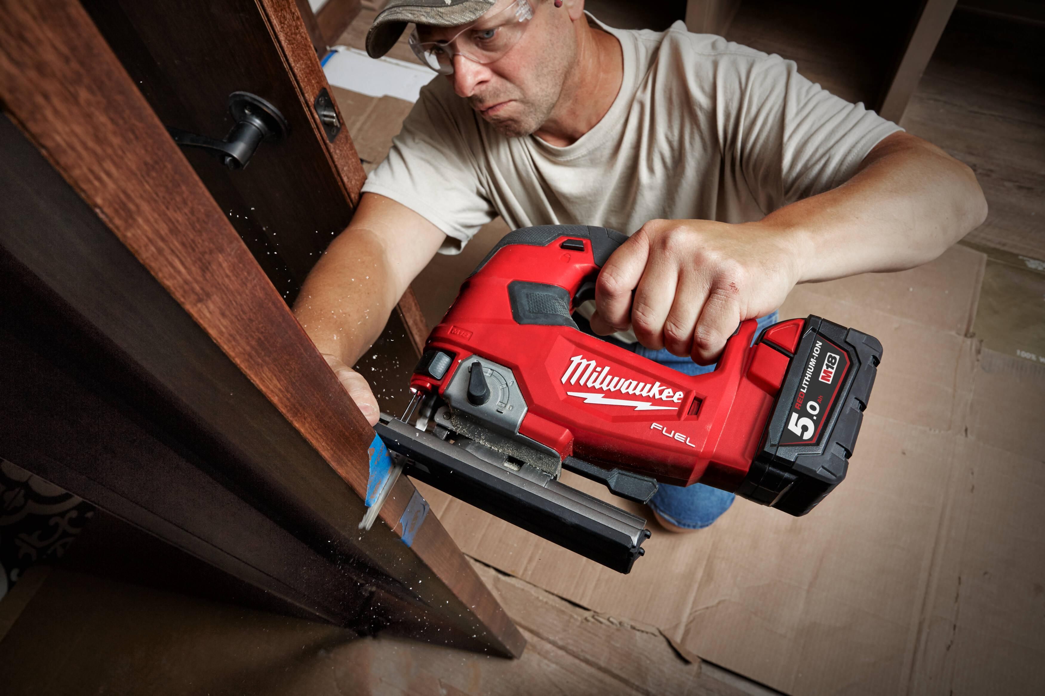 https://api.mastertools.nl/media/catalog/product/cache/4ac98b0d5e81b56bd000310ba88c60e0/m/i/milwaukee-m18-fjs-502x-accu-decoupeerzaag-25mm-18v-5_0ah-li-ion-m18-fueltm-in-hd-box-4933464727-4058546226725-mastertools_nl-14.jpg